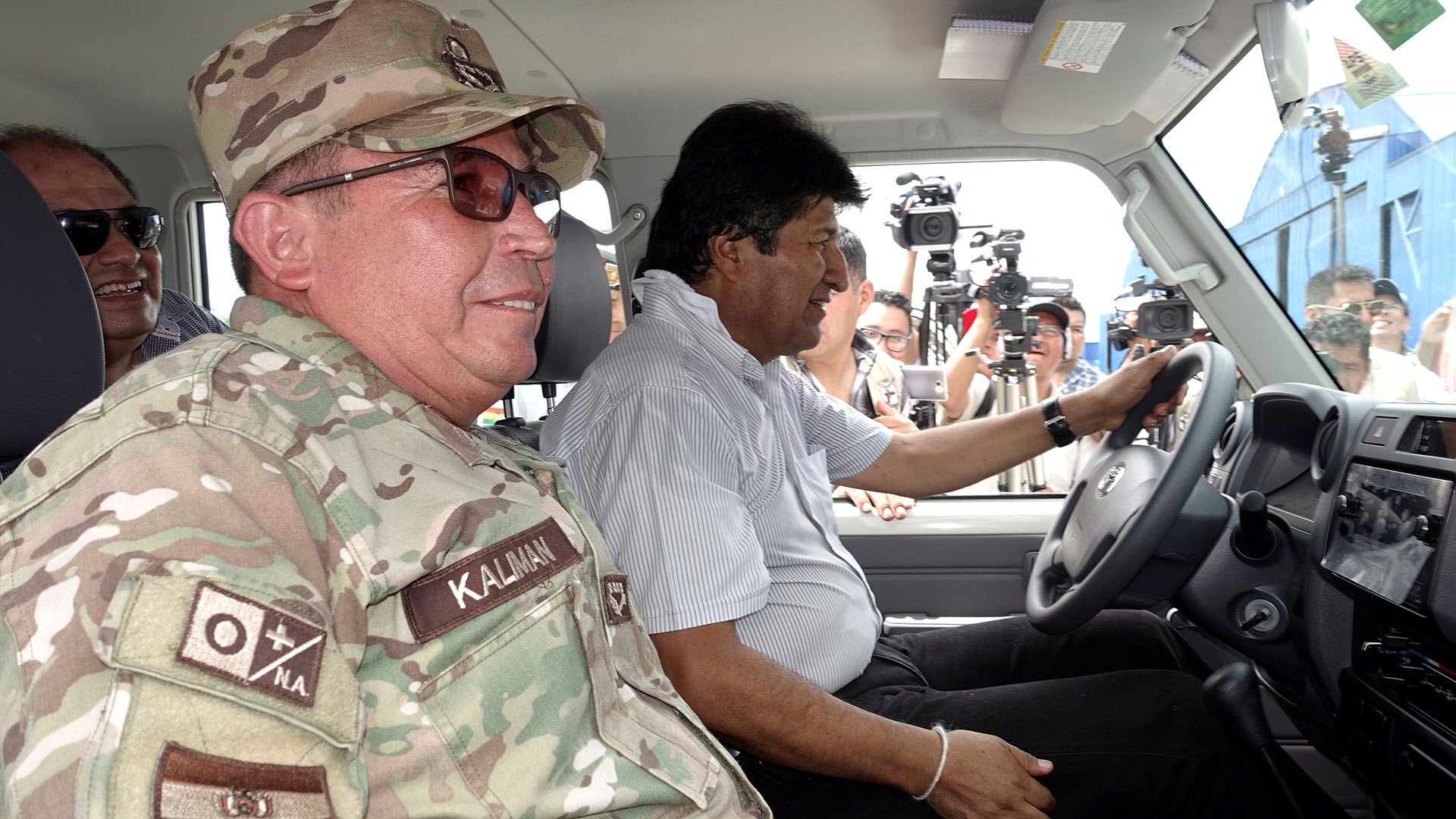 Evo Morales junto al general Williams Kalliman, que lo llamaba "hermano presidente" hasta que el domingo pasado le sugirió que renunciara.