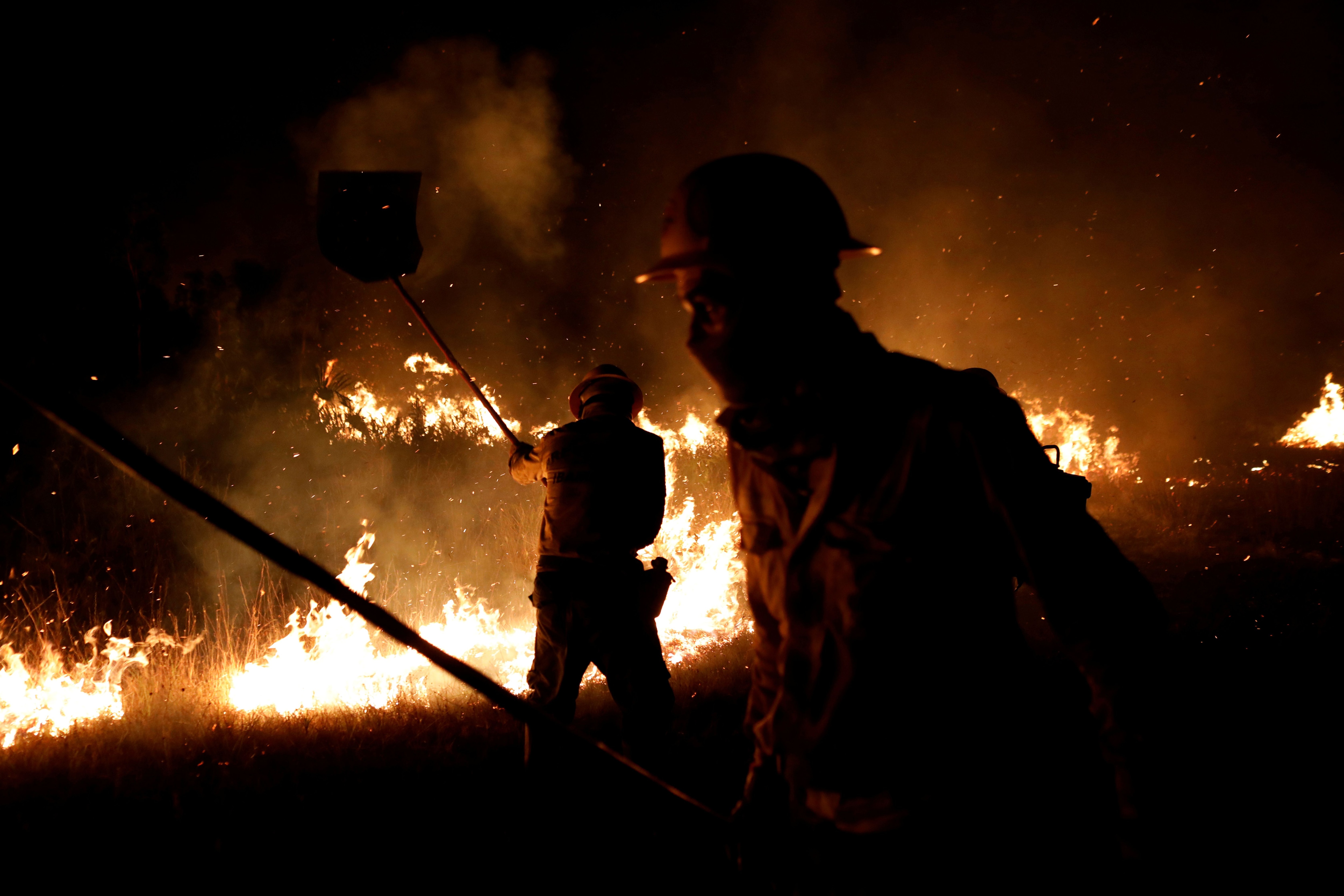 Miembros del cuerpo de bomberos del Instituto Brasileño del Medio Ambiente y los Recursos Naturales Renovables (IBAMA) intentan controlar los puntos calientes durante un incendio en la tierra indígena de Tenharim Marmelos, estado de Amazonas, Brasil, el 15 de septiembre de 2019. (Reuters)