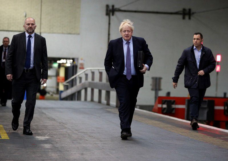 El primer ministro de Reino Unido, Boris Johnson, llega a la estación de Euston en tren para ofrecer un manifiesto en una conferencia, en Londres. 24 de noviembre de 2019. Dan Kitwood/Pool vía REUTERS