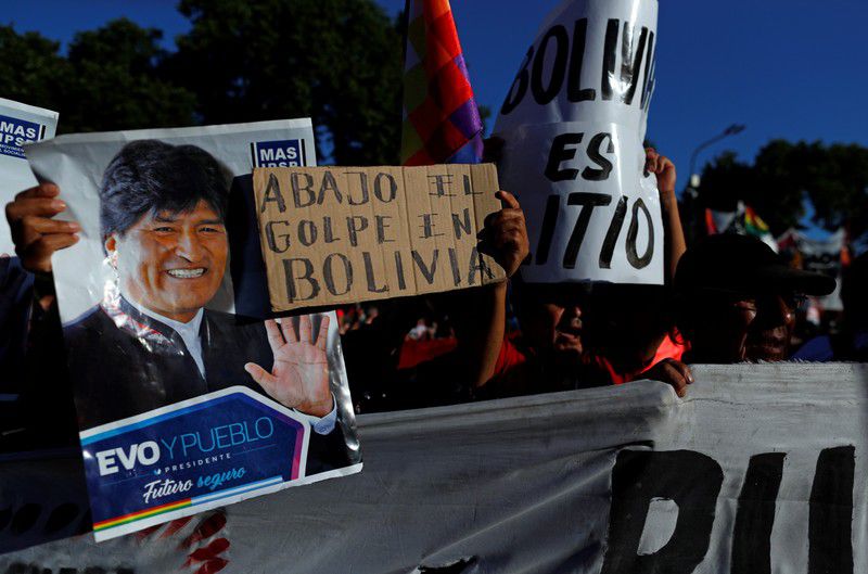 Seguidores del expresidente Evo Morales sostienen un cartel que dice "abajo el golpe en Bolivia" mientras se reunen fuera de la embajada de Bolivia en Buenos Aires para protestar contra el Gobierno, en Buenos Aires., Argentina, 22 de noviembre del 2019. REUTERS/Agustin Marcarian