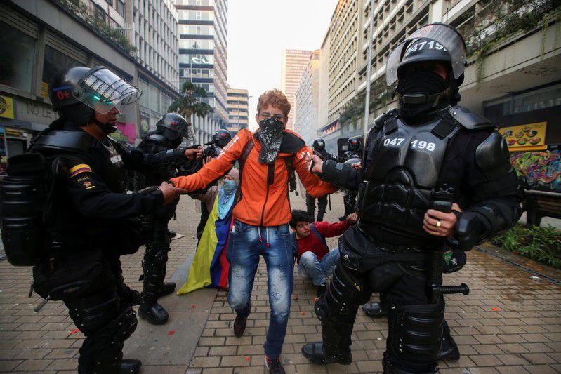 Policías arrestan a un joven manifestante durante las protestas en Bogotá, Colombia, 22 de noviembre, 2019. REUTERS/Luisa González