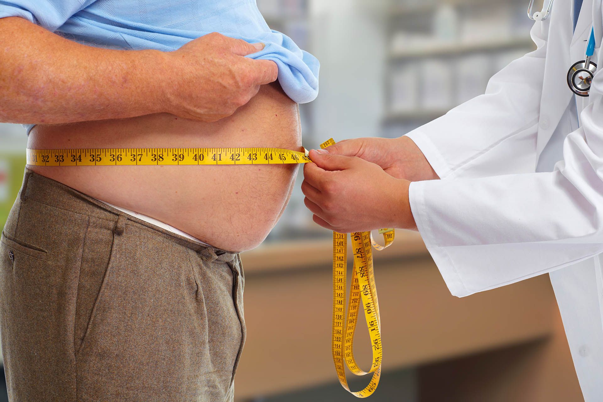 Al menos 1900 millones de adultos, así como 340 millones de niños y adolescentes padecen de obesidad (Shutterstock)