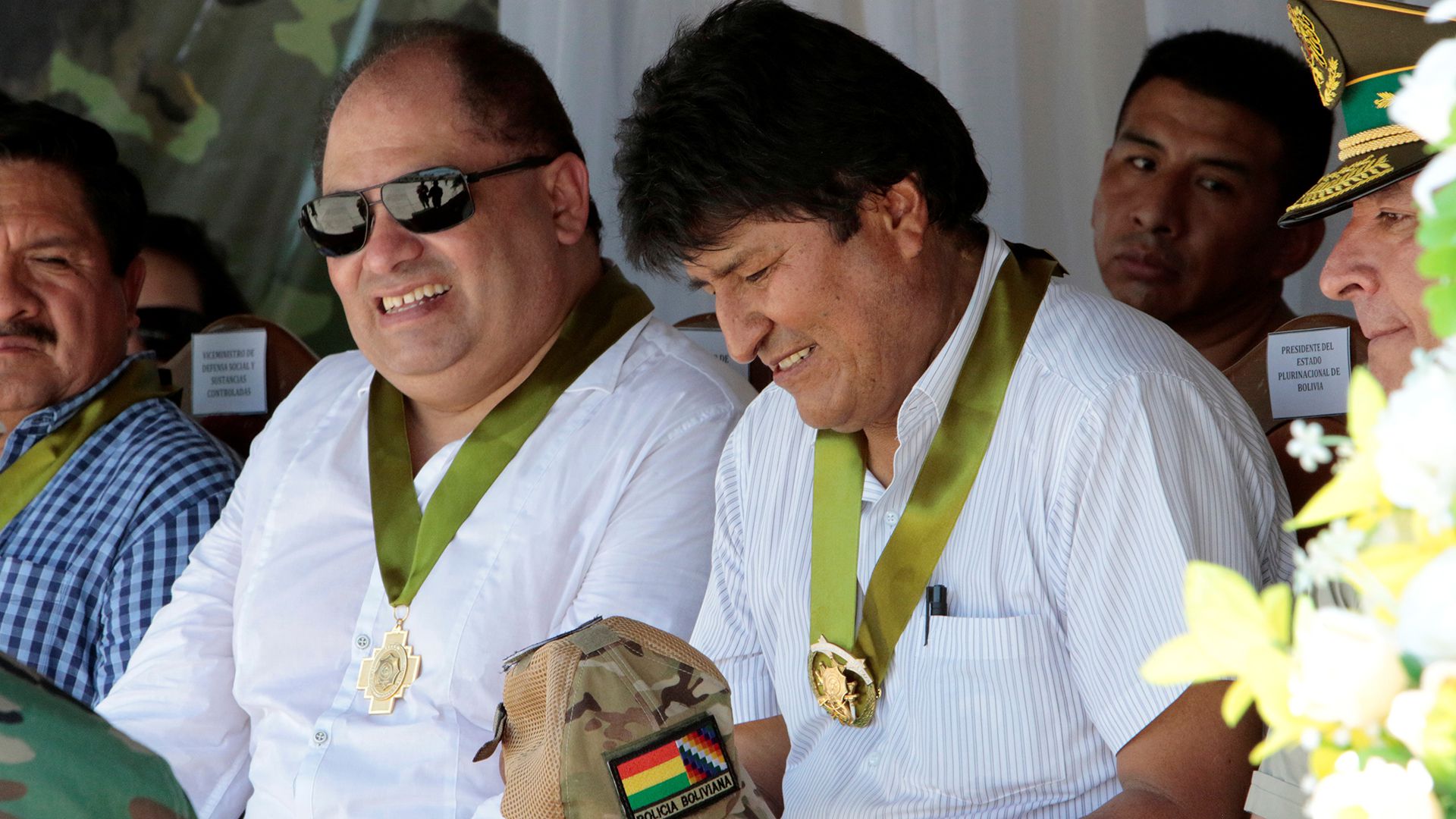 Carlos Romero (de lentes oscuros), junto a Evo Morales (REUTERS)