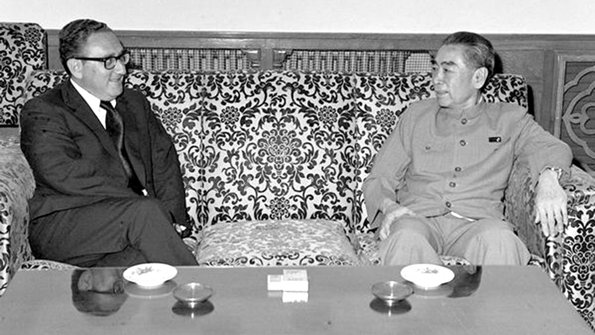 1971. Henry Kissinger junto con Zhou Enlai, durante uno de los encuentros que terminaron con el acercamiento histórico entre los Estados Unidos y China a comienzos de los años 70, en plena Guerra Fría con la Unión Soviética (White House Photo)