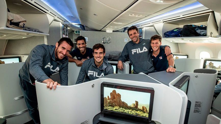 El equipo argentino en el vuelo rumbo a España (@dieschwartzman)