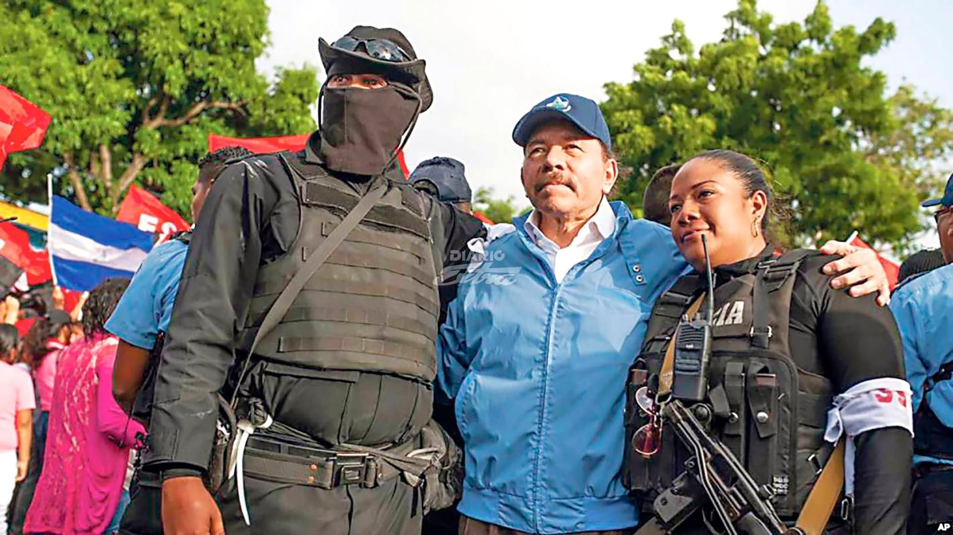Daniel Ortega creó un ejército paramilitar para sofocar la rebelión ciudadana que inició en abril del 2018 en Nicaragua. Inicialmente negó su existencia y la atribuyó a montajes, luego dijo que eran ciudadanos sandinistas armados para defenderse y finalmente aseguró que era “policías voluntarios”.