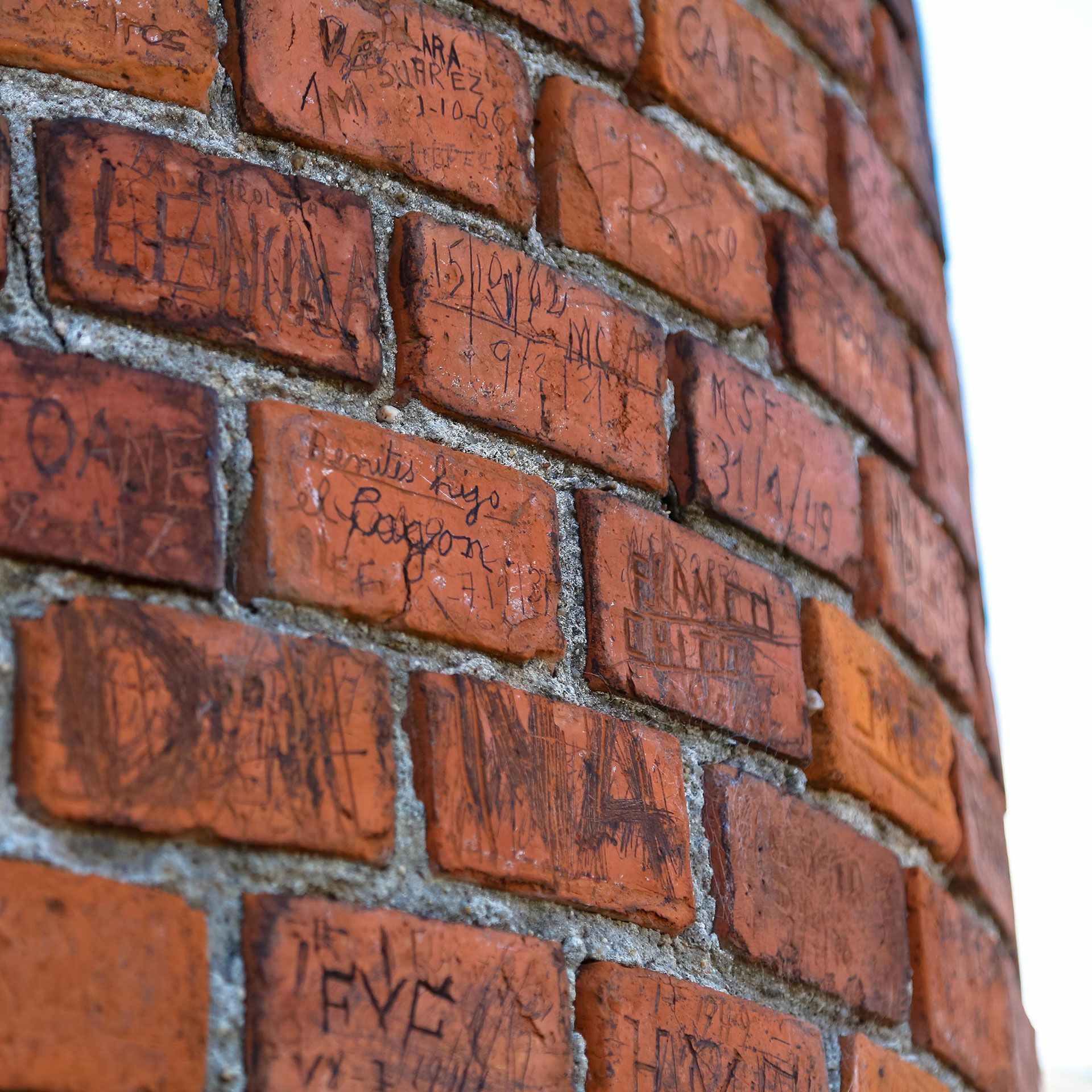 Nombres, fechas y mensajes de los presos en lo alto de la vieja chimenea de barro del penal 