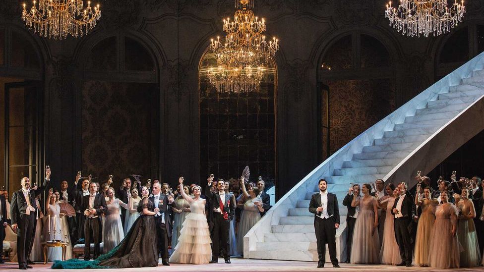 "La Traviata", la ópera más popular de la historia tuvo su origen en "La dama de las Camelias". En esta versión la puesta de Sofía Coppola y Valentino para la Opera di Roma 