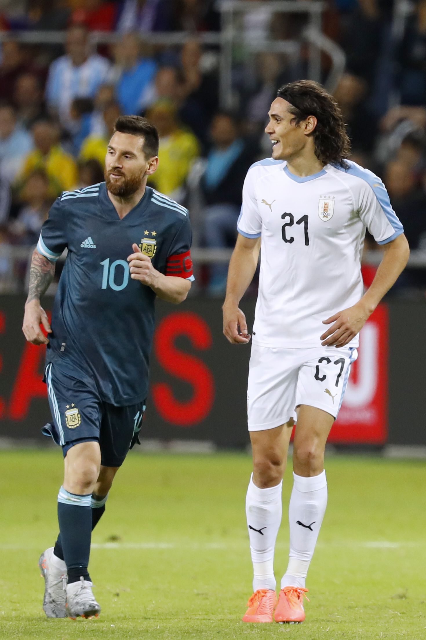 Previo a la infracción de Matías Vecino sobre Messi, Lionel y Cavani venían insultándose (AFP)
