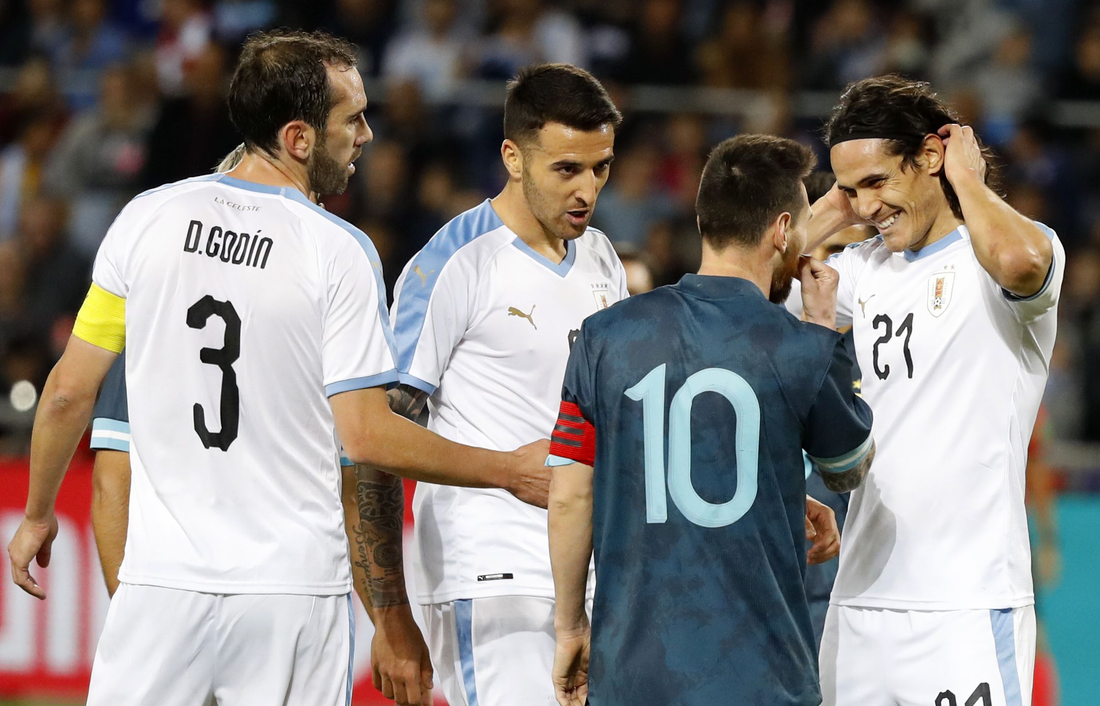 Risas socarronas: Messi y Cavani protagonizaron una fuerte pelea en el amistoso entre Argentina y Uruguay (AFP)