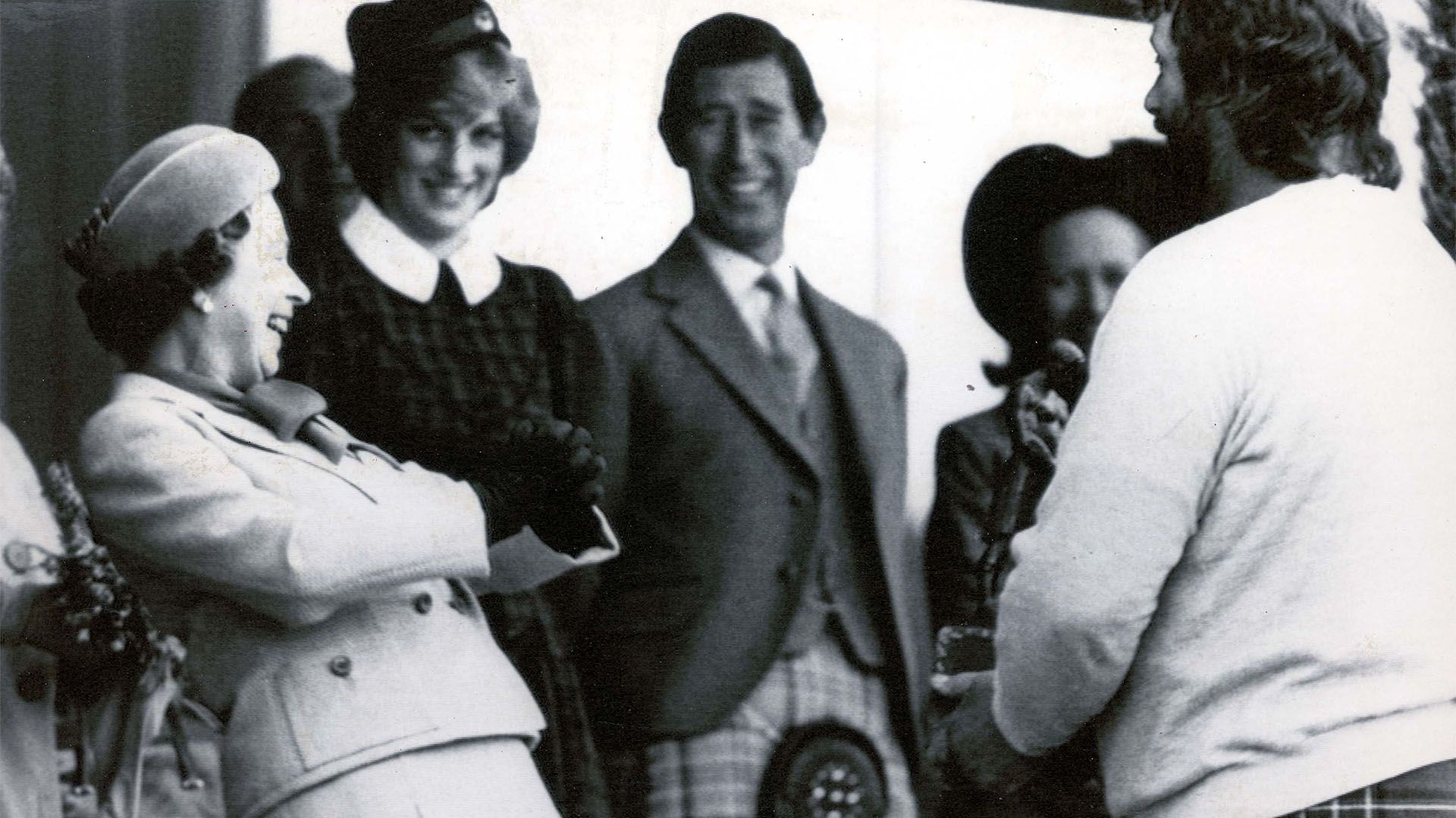 Septiembre de 1982. Los príncipes Carlos y Diana apenas tenían un año de casados. A su lado, la Reina Isabel (Shutterstock)