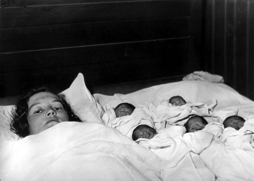 Elzire Dionne junto a sus cinco hijas poco después de dar a luz en Cobeil, cerca de Callander, al noreste de Ontario, Canadá, el 28 de mayo de 1934 (Foto: AP)