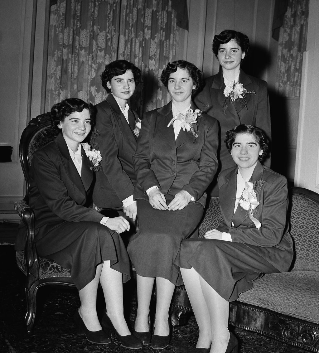 Las quintillizas Dionne en una conferencia de prensa en 1952. Desde la izquierda, sentadas, están Yvonne, Annette, Marie y Emilie, y de pie está Cecile (Foto: AP)
