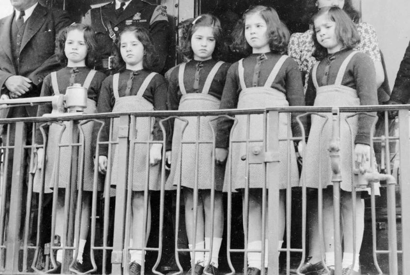 Las quintillizas Dionne en 1943, unas semanas después de cumplir nueve años (Foto: AP)