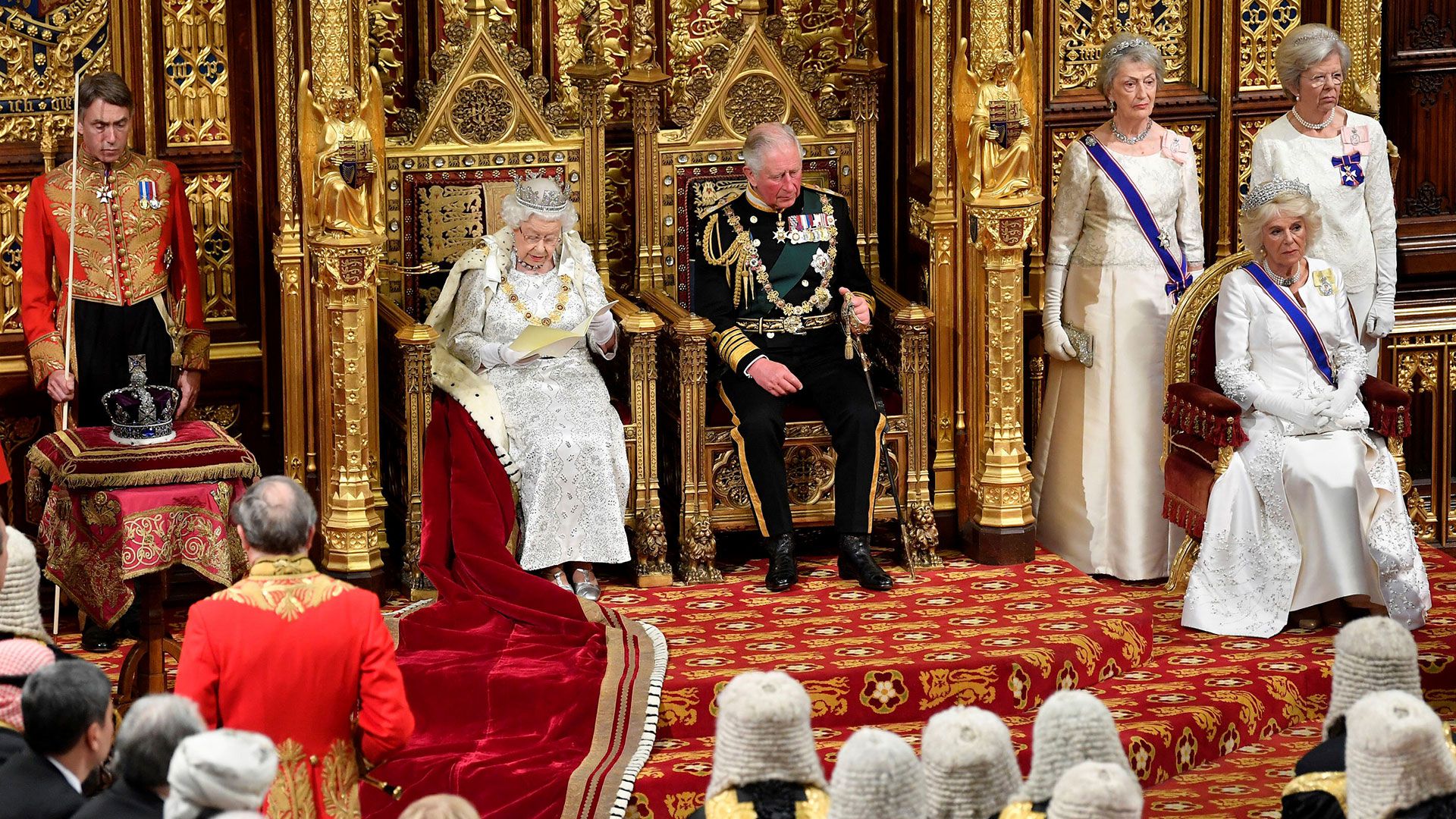 El rey Felipe y la Reina Isabell II en su trono (Foto: AP)