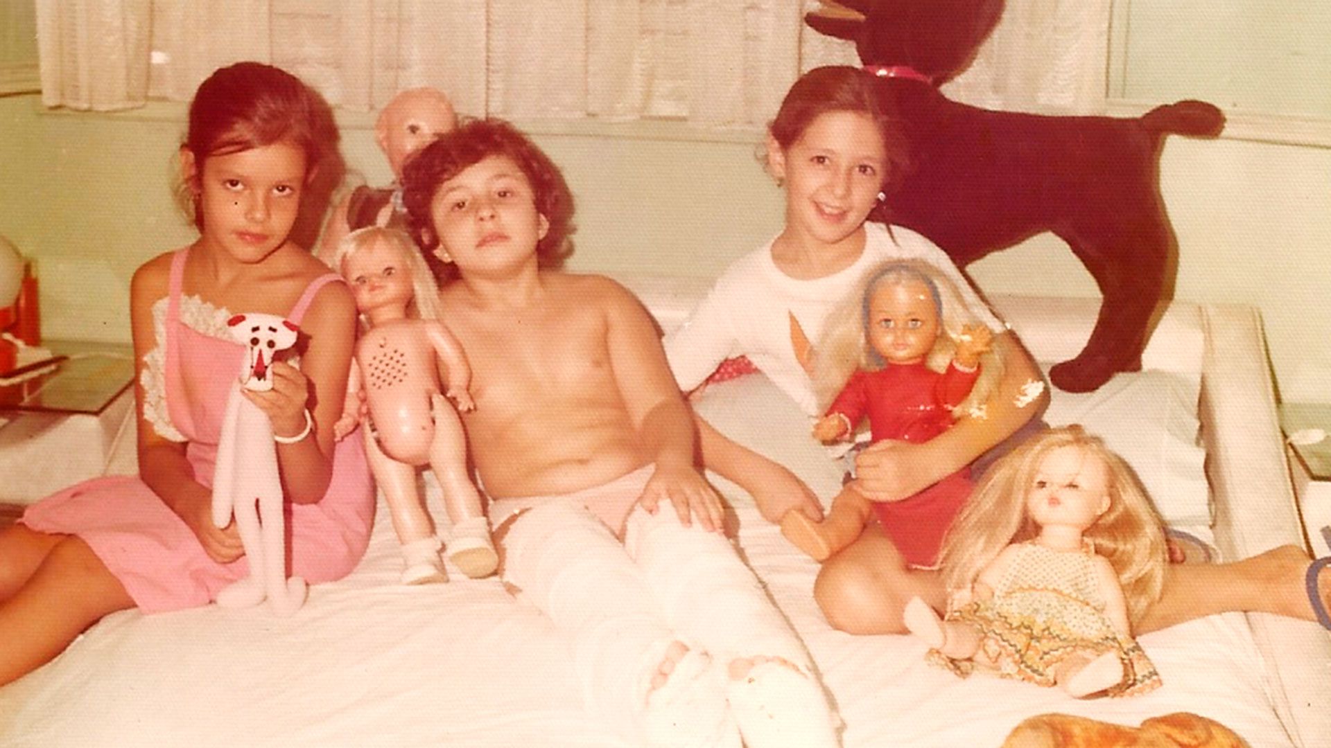 Claudia, en el medio, con sus amigas, cuando todavía tenía las dos piernas enyesadas
