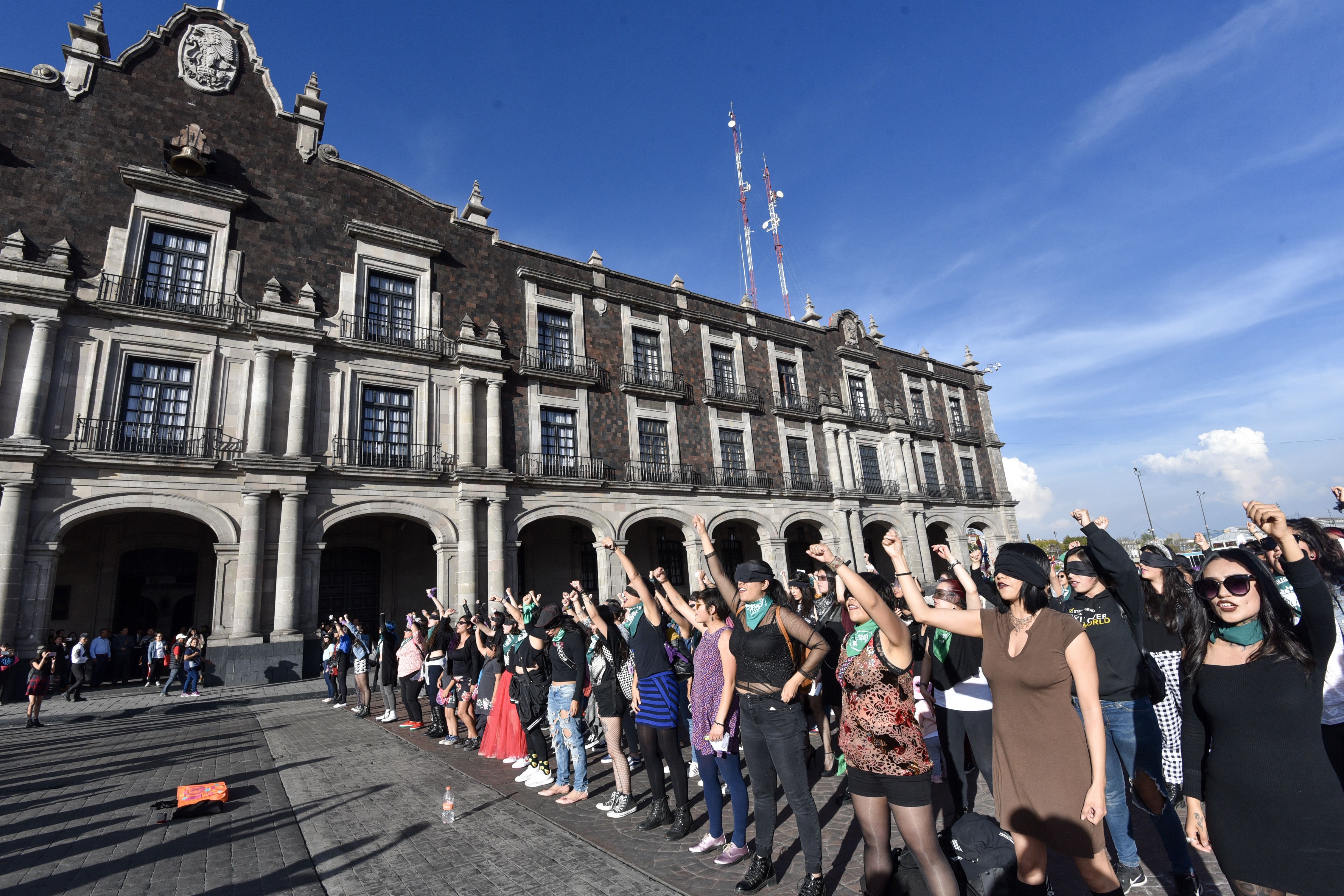 Toluca, Estado de México, las participantes realizaron el famoso performance a manera de protesta por la violencia que sufren las mujeres (Foto: Crisanta Espinos/cuartoscuro)