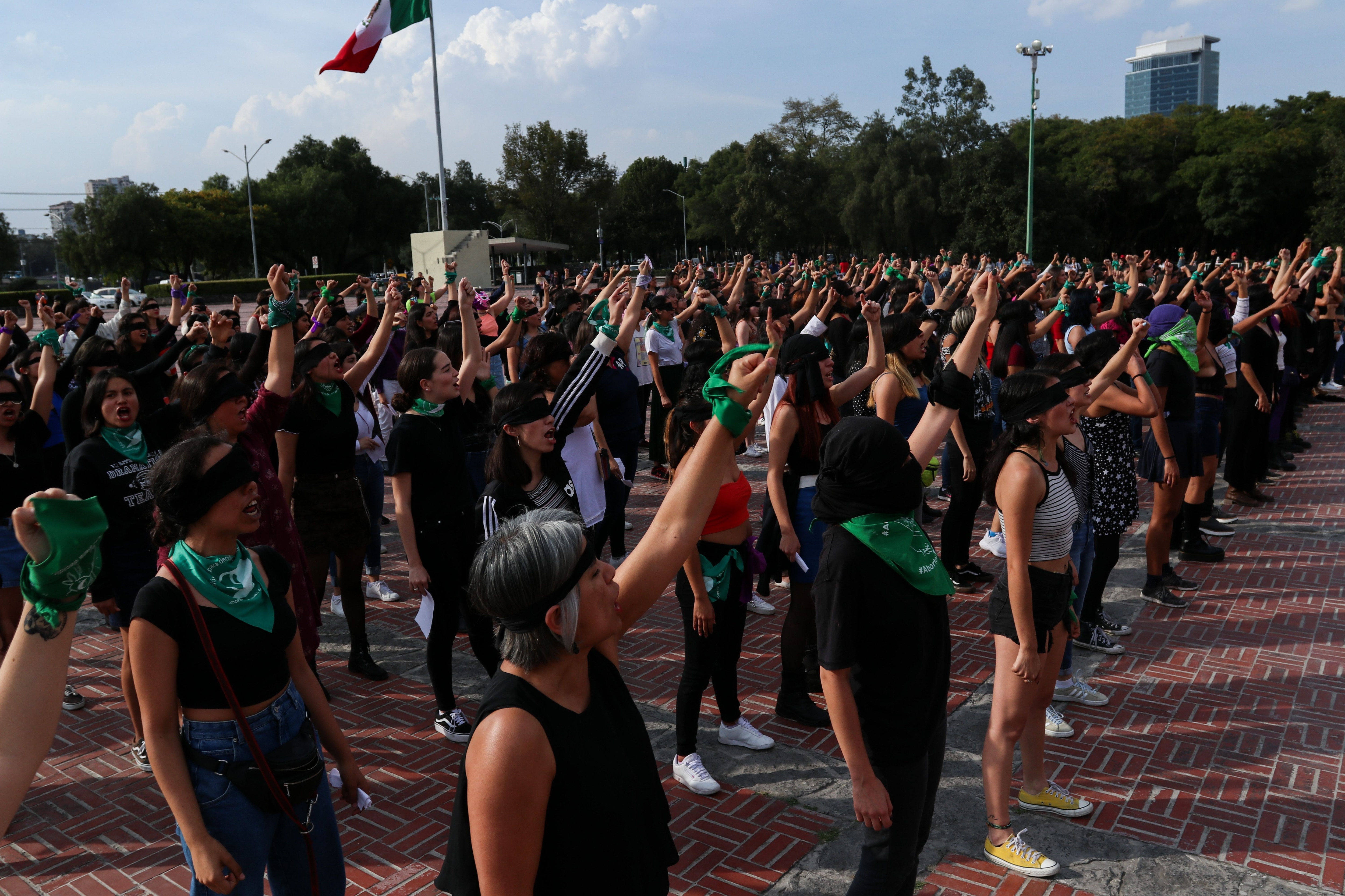 Ciudad de México, México, las jóvenes se dieron cita en la explanada de la rectoría de la máxima casa de estudios para pasar lista de las compañeras estudiantes de la UNAM que han sido asesinadas a manos de la violencia machista (Foto: Galo Cañas/cuartoscuro)