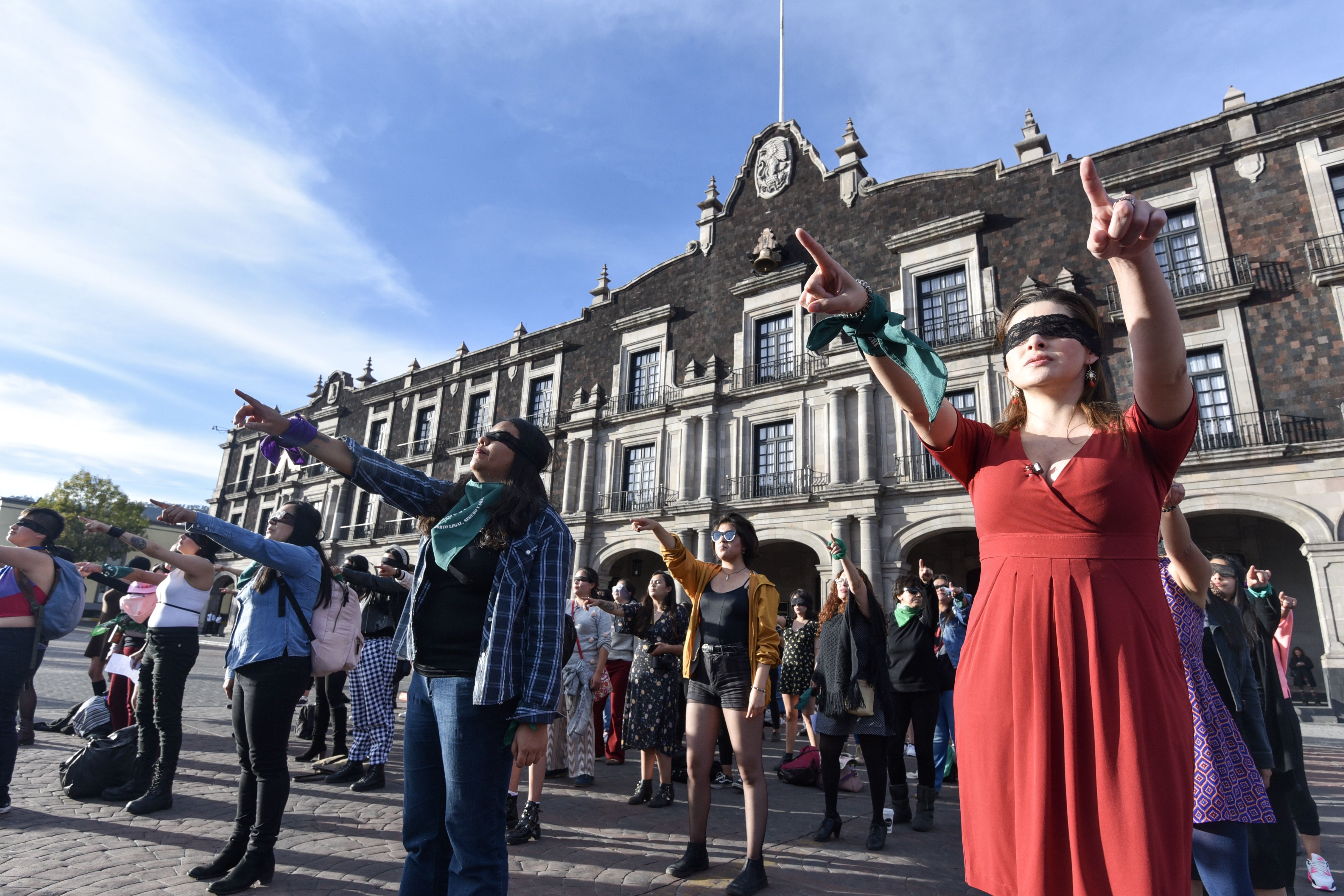 Toluca, Estado de México, Las participantes cubrieron sus ojos con vendas negras como forma de protesta (Foto: Crisanta Espinos/cuartoscuro)