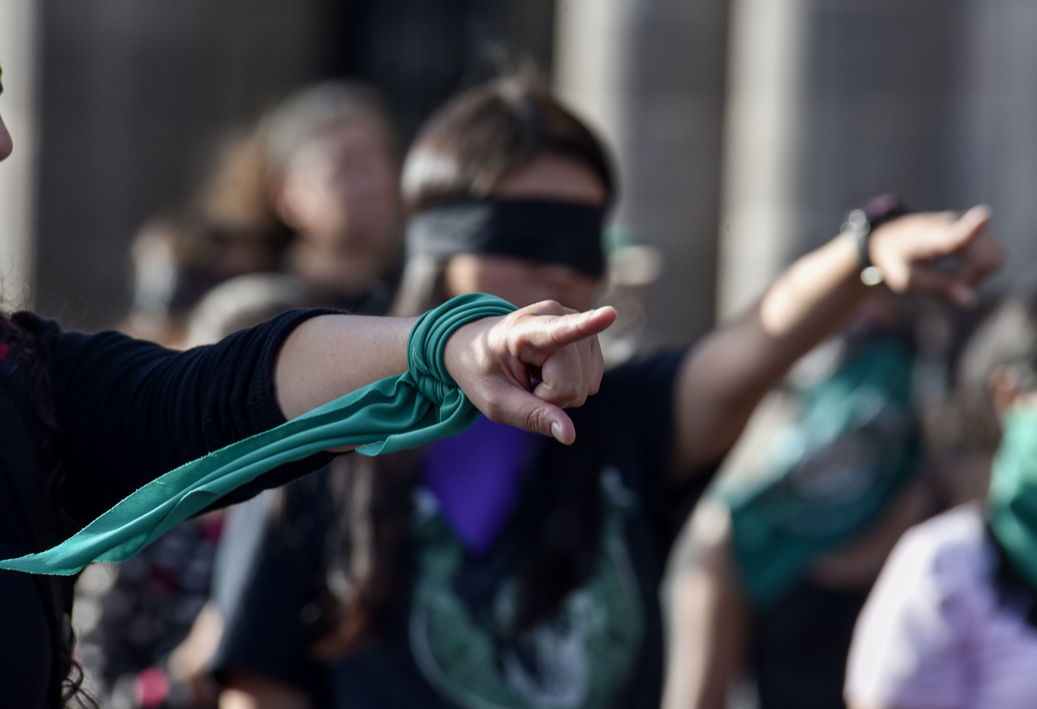 Toluca, Estado de México, mujeres realizaron el performance “Un violador en tu camino” frente a Palacio de Gobierno de la entidad mexiquense
(Foto: Crisanta Espinos/cuartoscuro)
