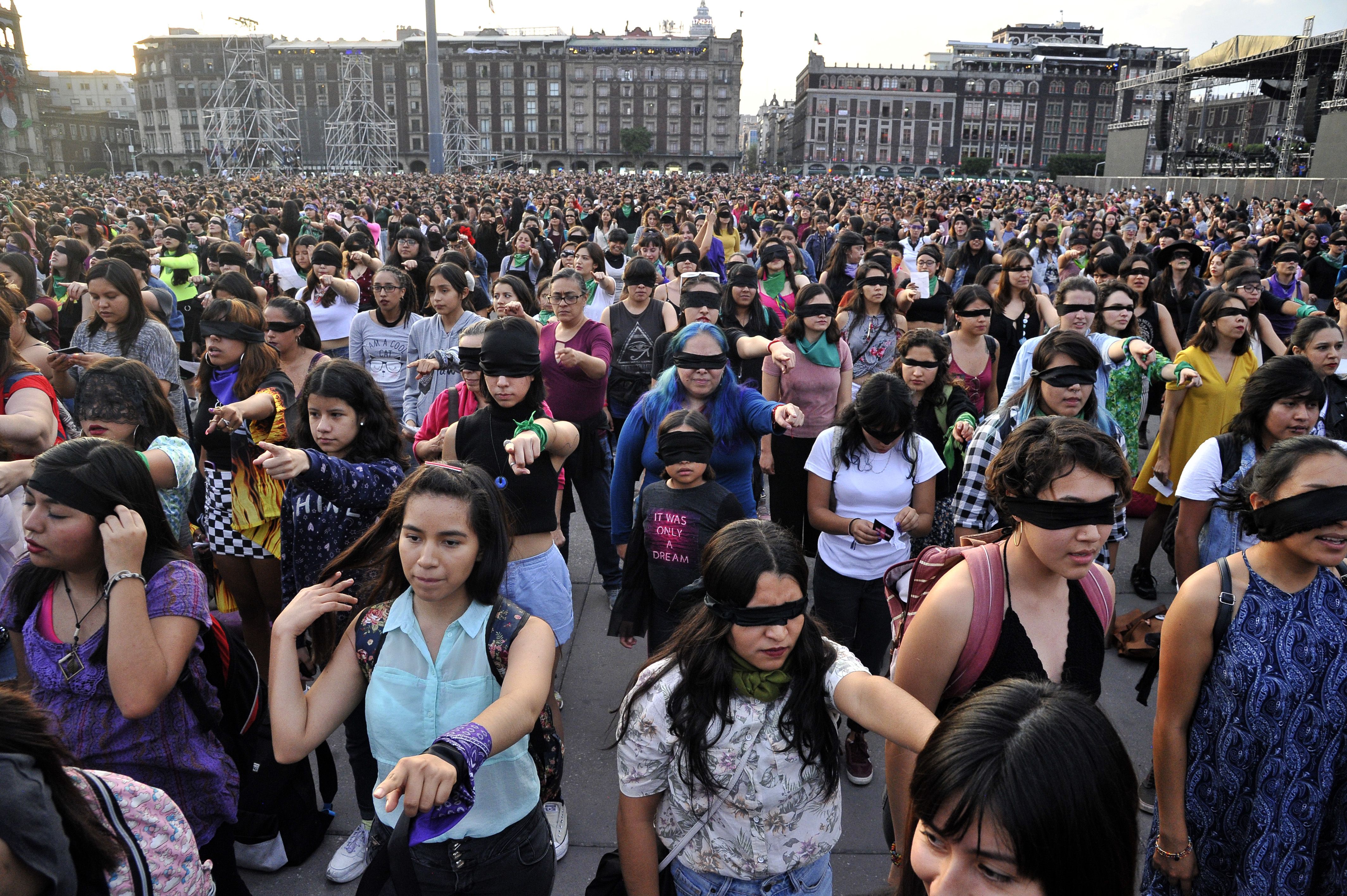 Ciudad de México, México, cientos de mujeres se dieron cita en la explanada del zócalo capitalino para llevar acabo el Performance “Un violador en tu camino” (Foto: Claudio Cruz/ AFP)