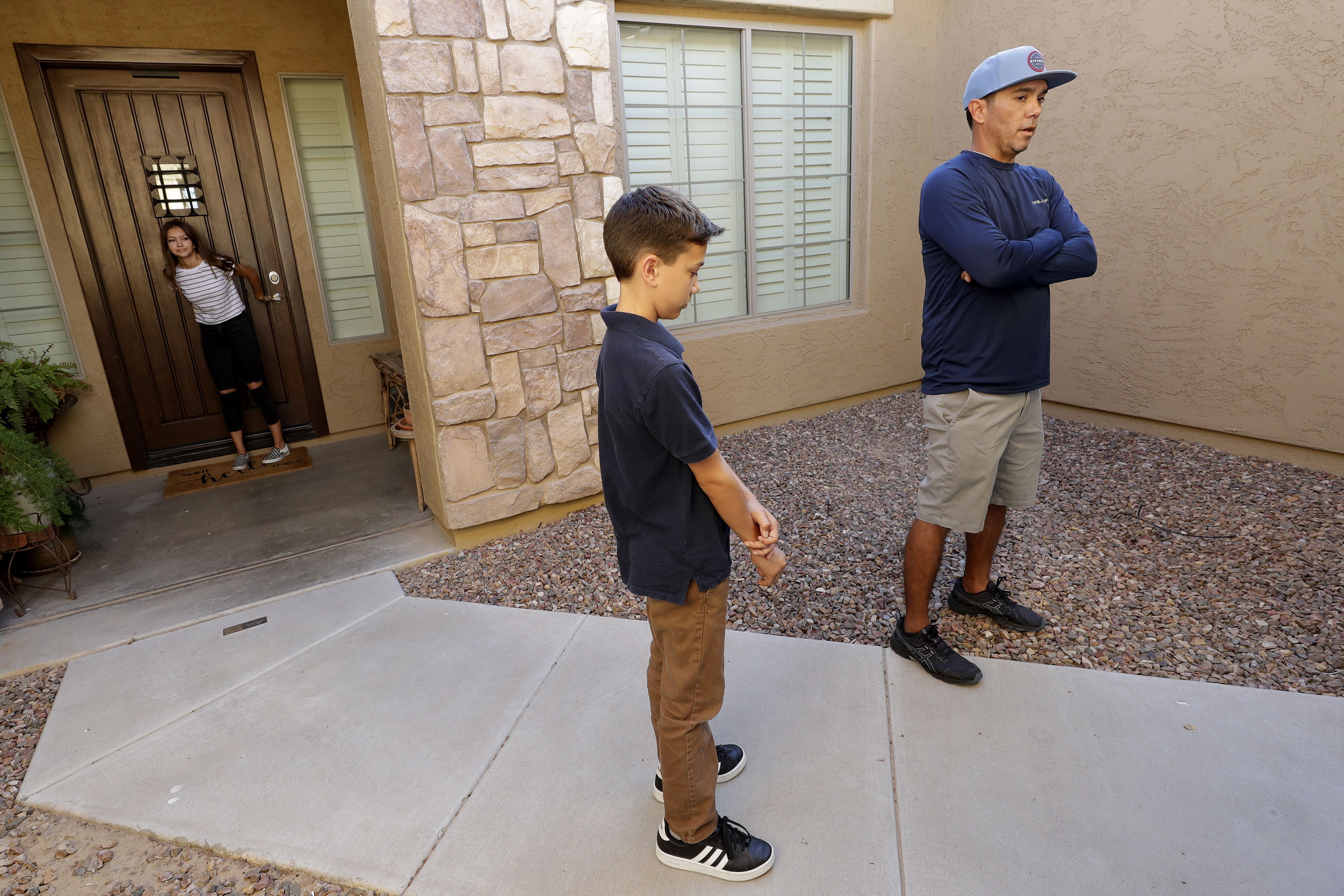 Familiares desde su hogar en Chihuahua. (Foto: AP)