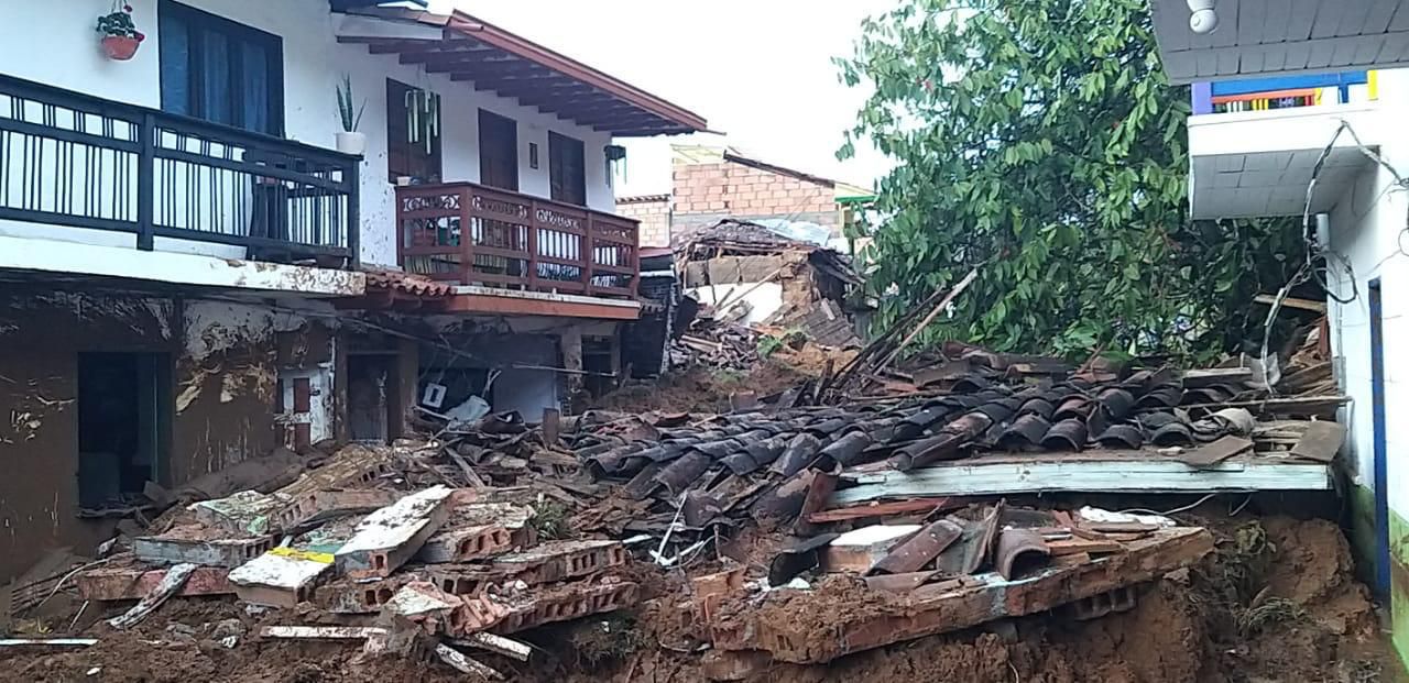 En Jericó, Antioquia, municipio del centro del país, las fuertes lluvias del ocasionaron un desprendimiento de tierra que obligó a evacuar a mil personas. 