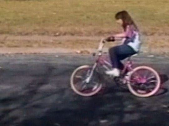 La imagen de Amber en su bicicleta rosa que grabó el canal local de Arlington ( WFAA)