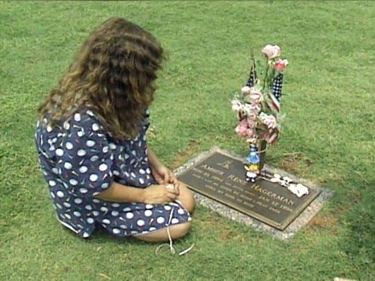 La madre de Amber en el cementerio (Imagen Documental WFAA)