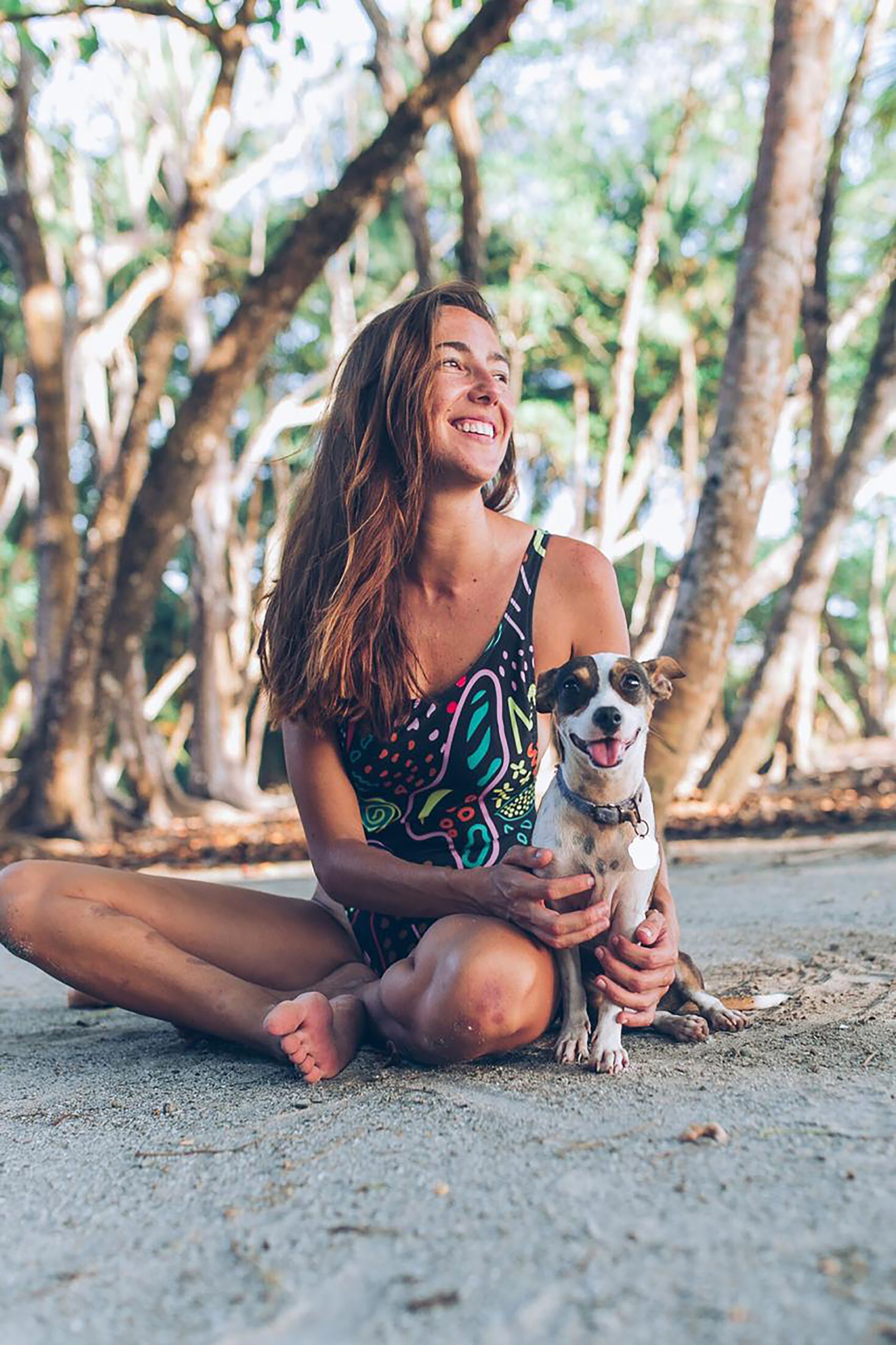 Mariana vive feliz en la selva a un minuto del mar con su perrita Lima