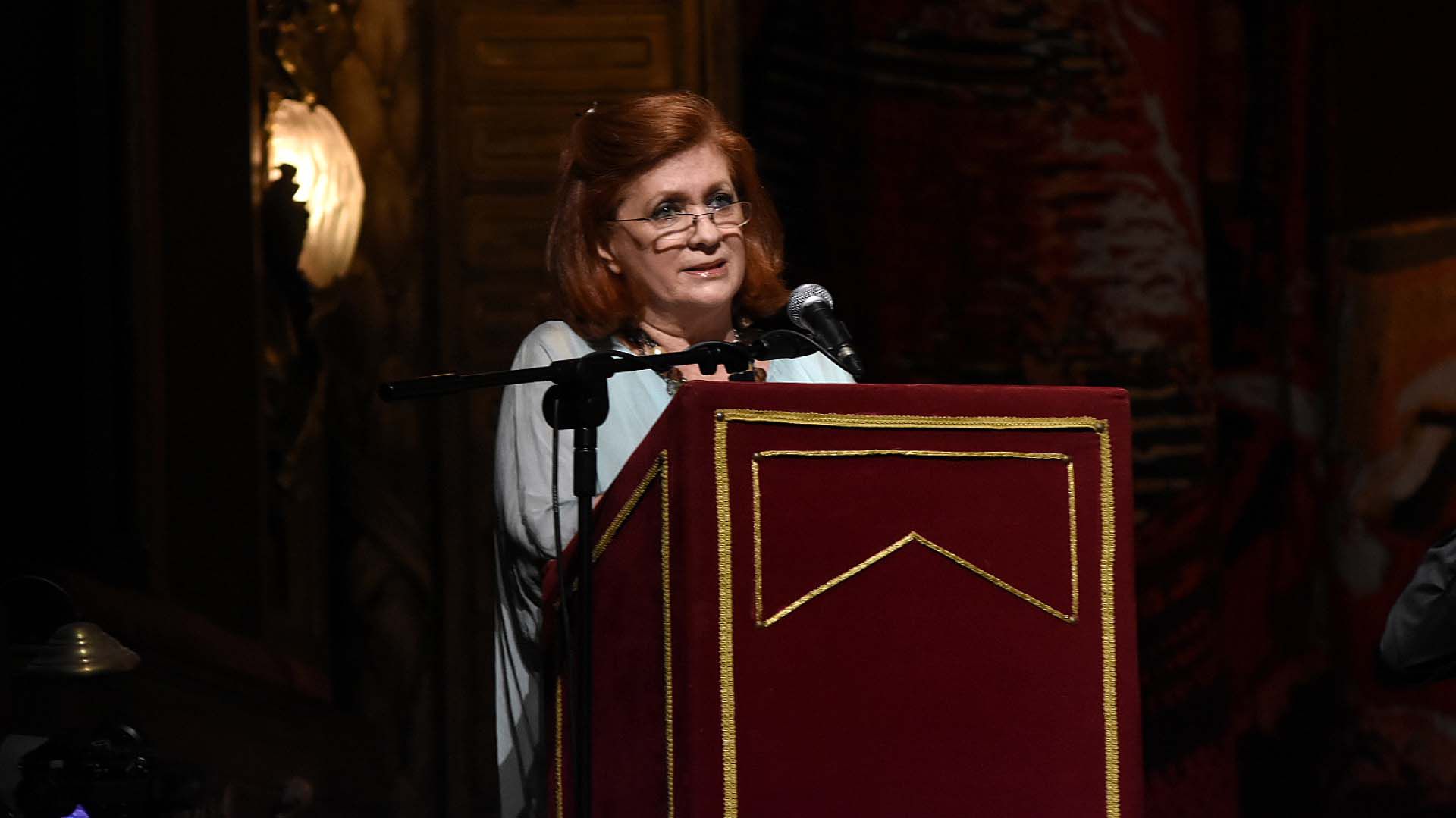 La presidente de ALPI, Teresa González Fernández, durante su discurso en el Teatro Colón para celebrar el 76° aniversario de esa Asociación Civil en una nueva gala solidaria
