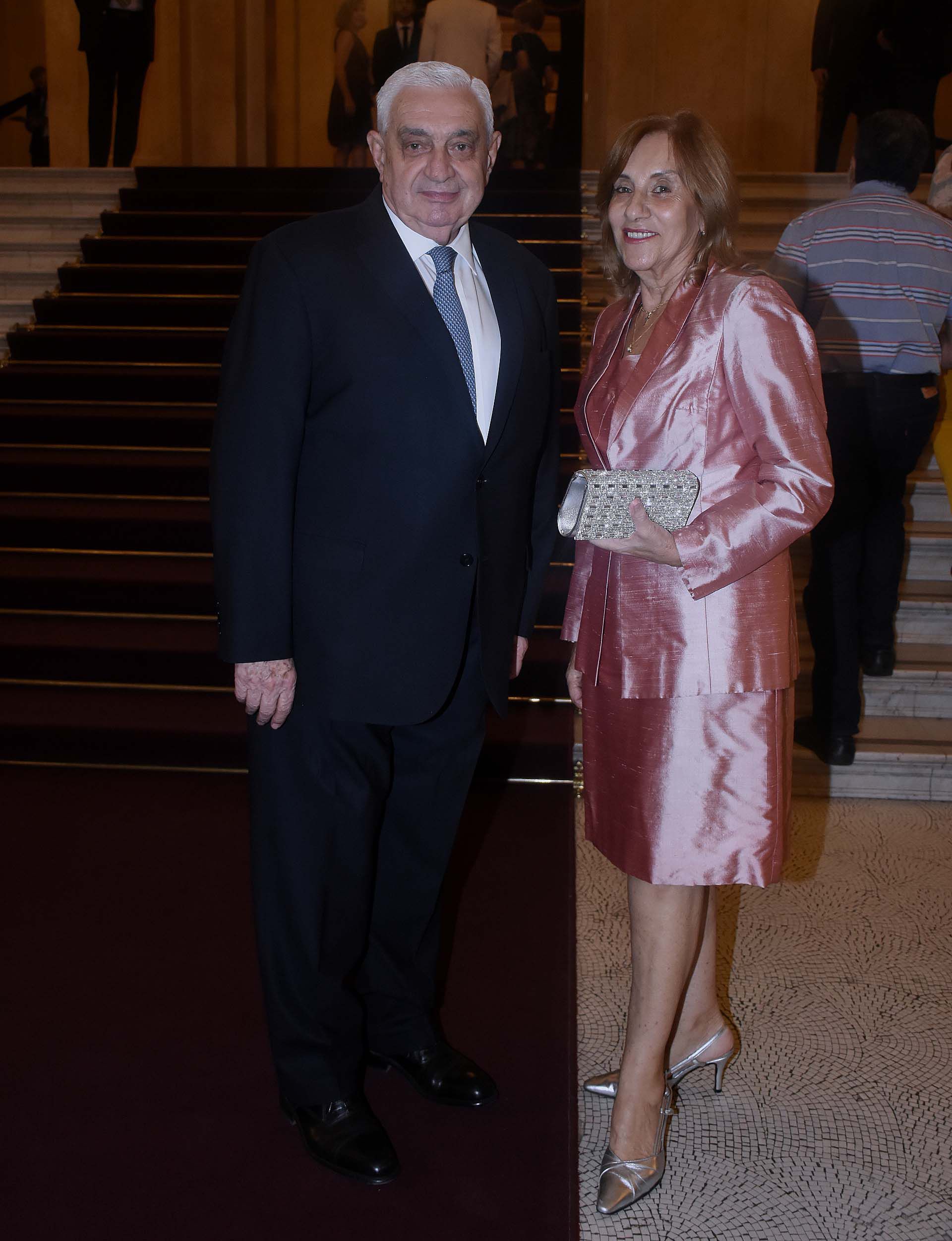 El presidente de la Bolsa de Comercio de Buenos Aires, Adelmo Gabbi, y su mujer 