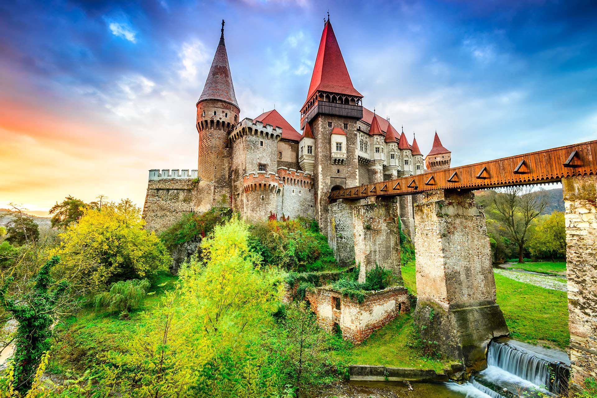 Los valles boscosos de Transilvania y los castillos góticos están siempre incrustados en la imaginación popular. Incluso antes de llegar, la mayoría de los visitantes pueden imaginarse esta tierra de oscuros cuentos de hadas, donde la niebla cubre como telarañas los Montes Cárpatos