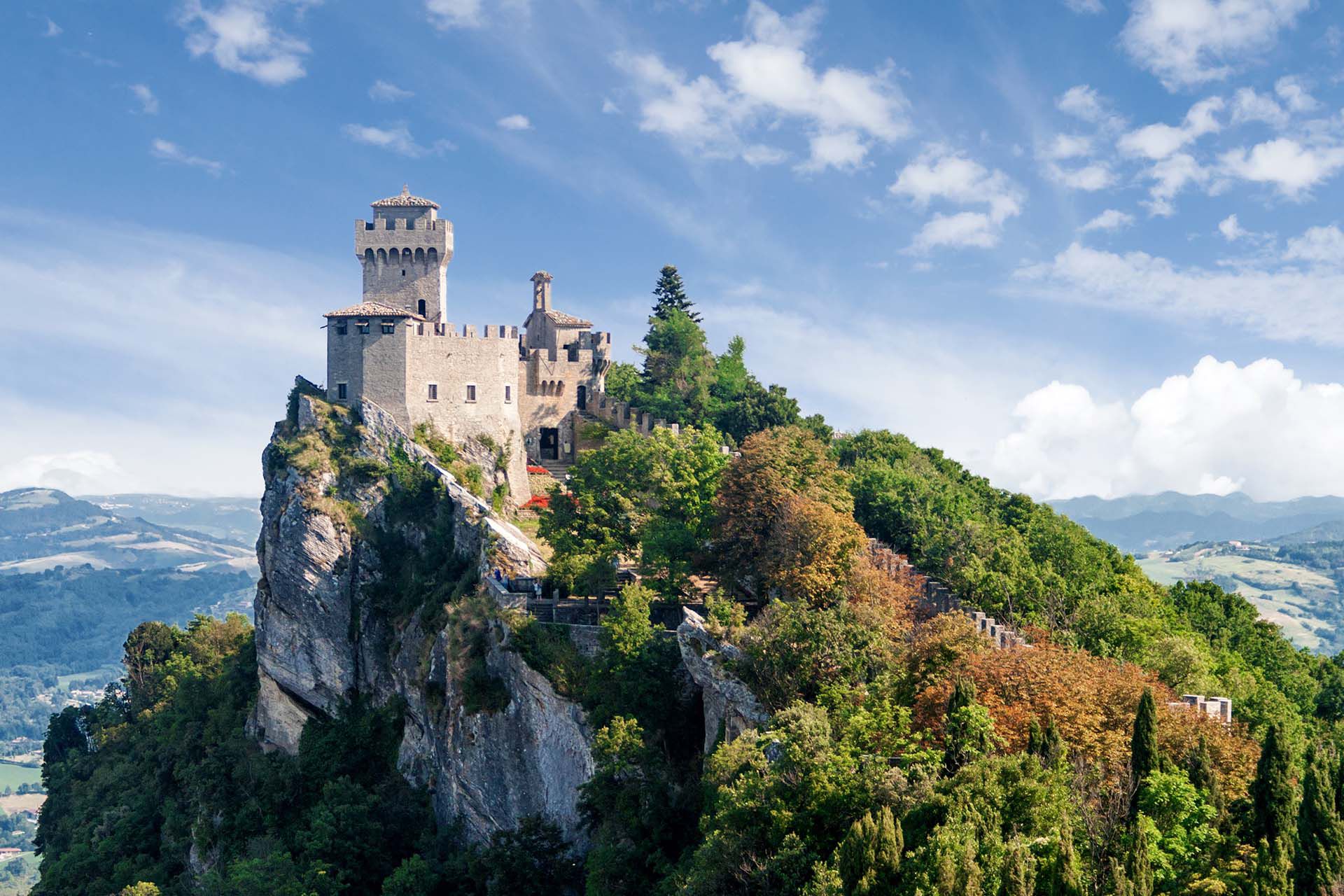 Ubicado en el este, justo por encima de la pantorrilla exterior de la bota de Italia, San Marino es completamente independiente del país que lo rodea. De campos de estilo toscano y hermosas calles empedradas, el lugar tiene su propio castillo de cuento de hadas en la cima de Monte Titano, Patrimonio de la Humanidad por la UNESCO