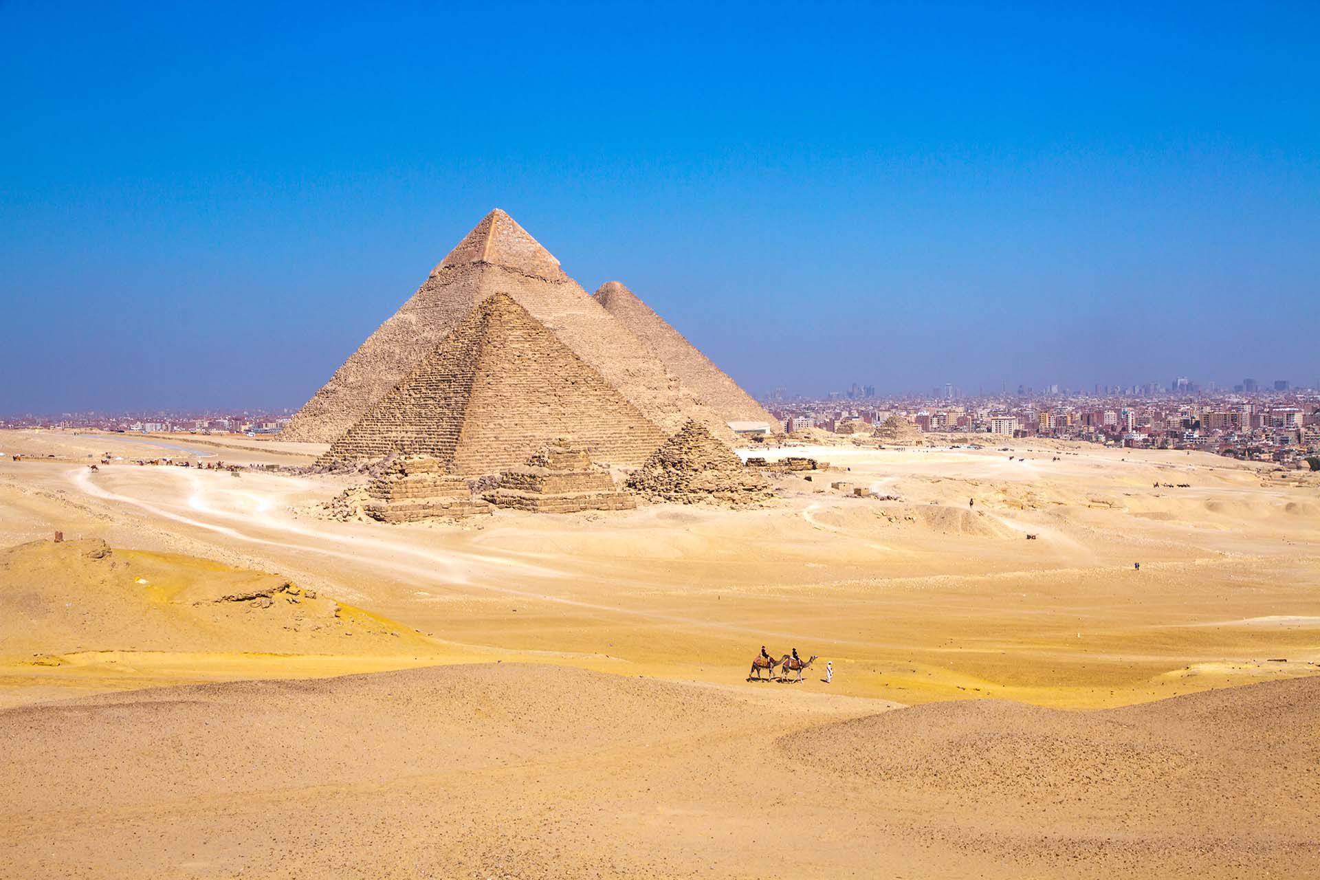 Egipto te da la bienvenida con su poderoso Nilo y sus magníficos monumentos, el cautivador desierto y el delta exuberante, y con su pasado largo y acogedor. La gente está empezando a regresar a un lugar que ha sido sinónimo de viajes culturales desde la época clásica