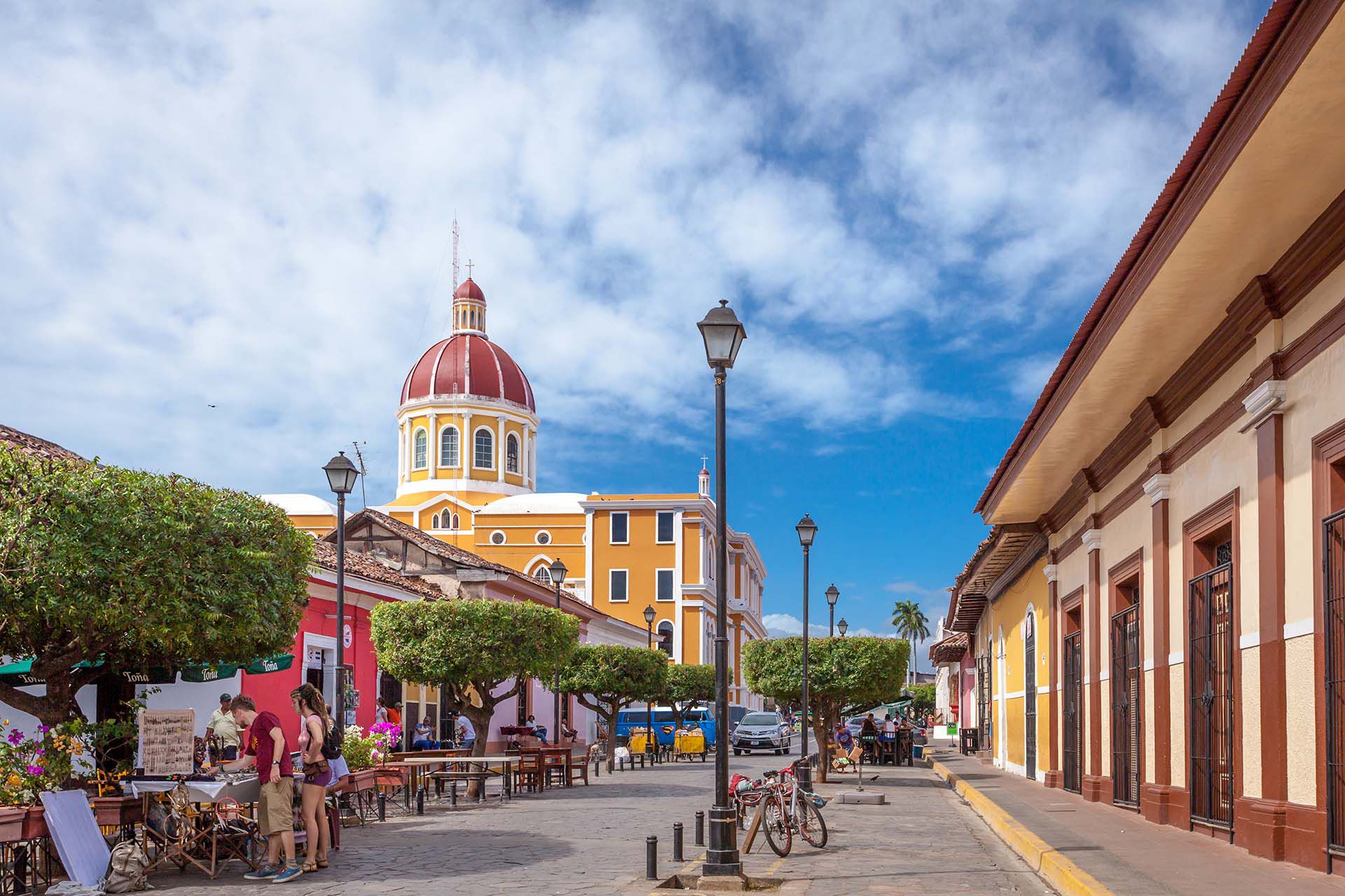 Nicaragua abraza a los viajeros con diversas ofertas de paisajes volcánicos, arquitectura colonial, playas sensacionales, islas remotas e idílicas, playas del Pacífico azotadas por las olas y bosques vírgenes