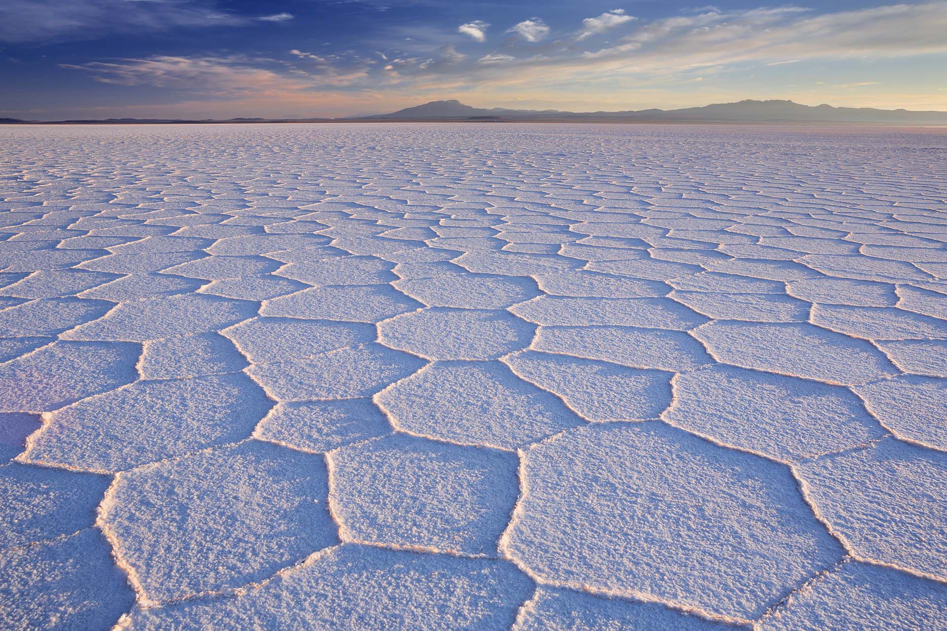 Superlativo en su belleza natural, resistente, irritante, complejo y un poco estresante, Bolivia es una de las naciones más diversas e intrigantes de América del Sur. Situado a 3650 metros de altura en la región suroeste de Bolivia, en el altiplano, sobre la gran cordillera de los Andes, el salar de Uyuni es el mayor desierto de sal continuo del mundo, con una superficie de 12 000 km²