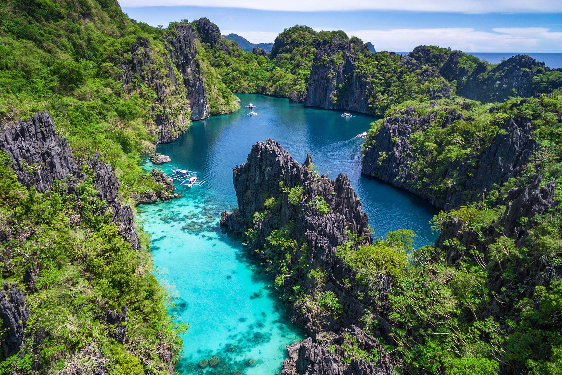 Con más de 7000 islas tropicales para elegir, Filipinas es una delicia para los amantes de la playa. Hay una isla para todos los gustos, desde manchas de arena abandonadas en medio del océano, hasta paisajes de fantasía volcánica que ocultan lagunas escondidas, hasta extensas mega islas como Luzón y Mindanao