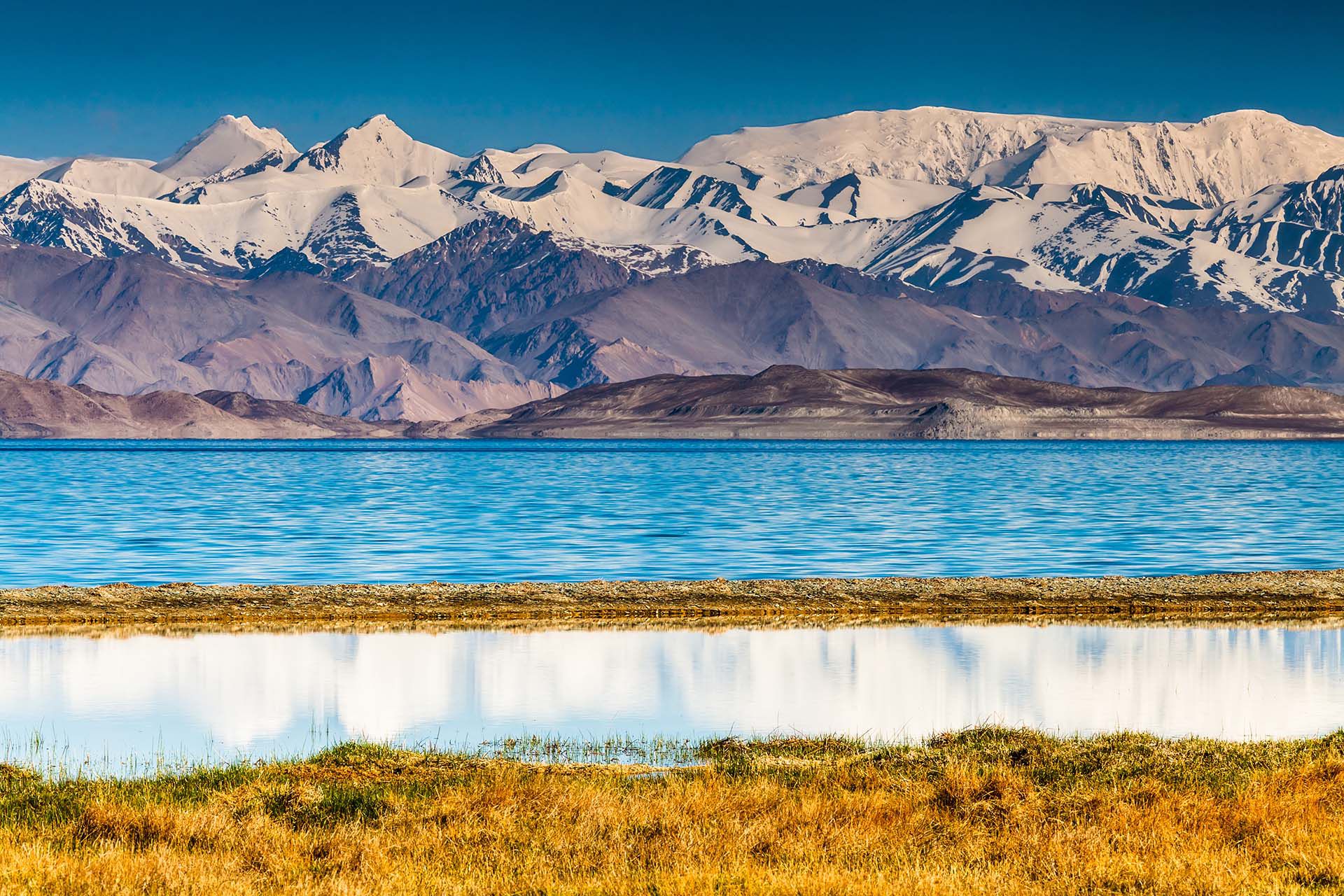 Aislado durante siglos y apenas visitado por turistas, Tayikistán conserva uno de los paisajes más montañosos y sorprendentes del mundo