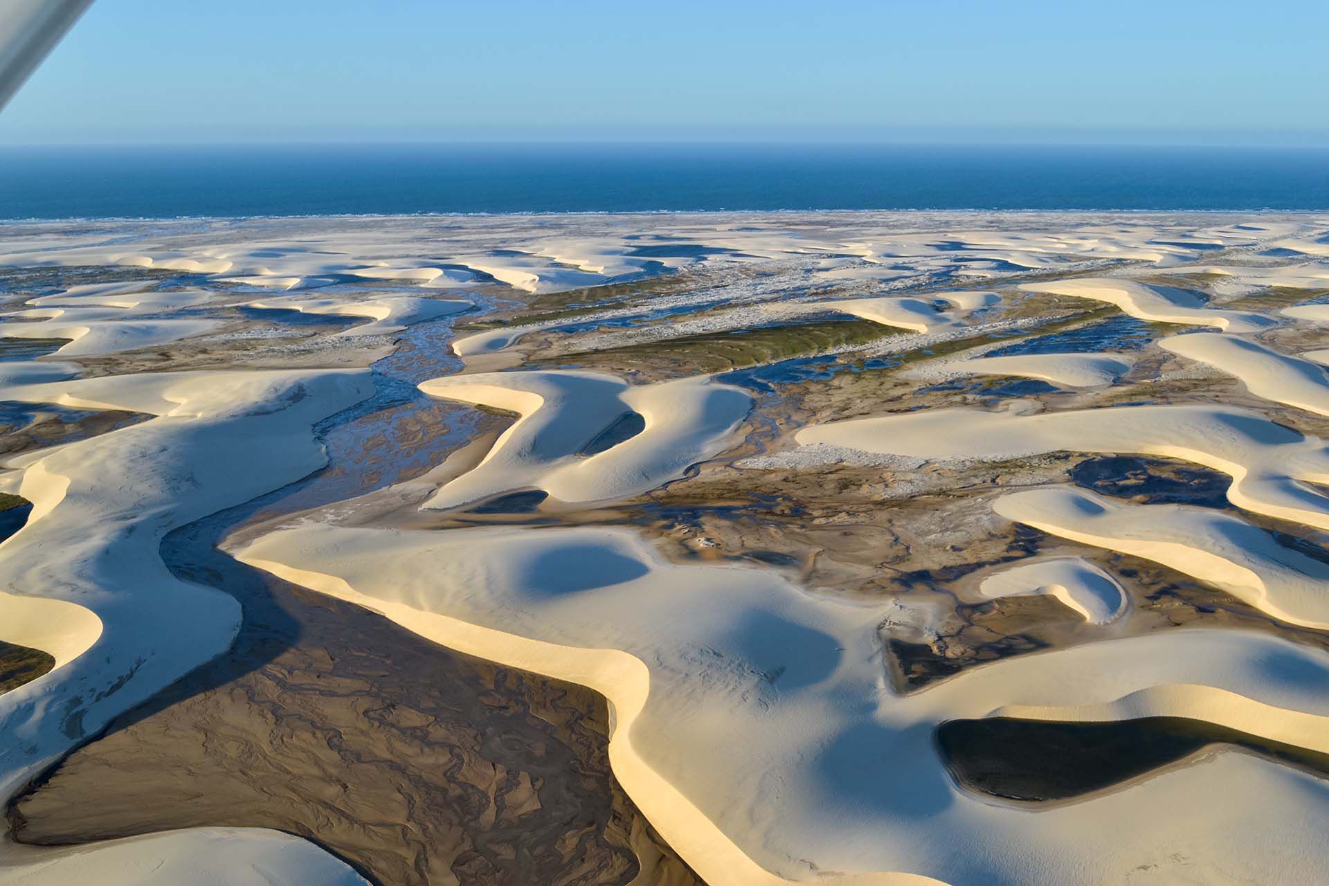 Extendiendo 70 km de la costa del Atlántico norte de Brasil y sobresaliendo 50 km hacia el interior, su nombre significa "sábanas" en portugués. La extensión del paisaje desértico barrido en ondulantes dunas de arena hace que los lagos de agua de lluvia se acumulen en sus huecos en ciertas épocas del año