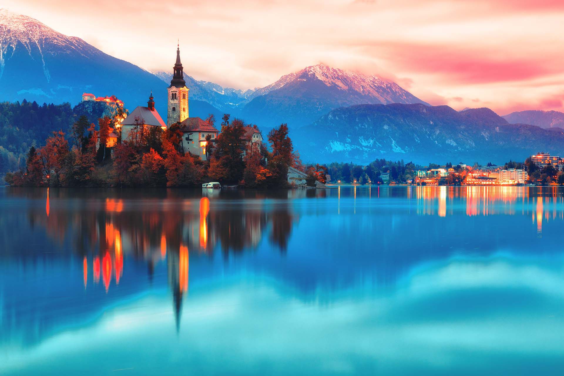 Pequeño pero perfectamente formado, hay belleza donde quiera que vayas, desde el castillo de cuento de hadas de 800 años de Predjama hasta los idílicos románticos del mágico lago Bled y los paisajes vírgenes del Parque Nacional Triglav, Eslovenia es un destino de ensueño