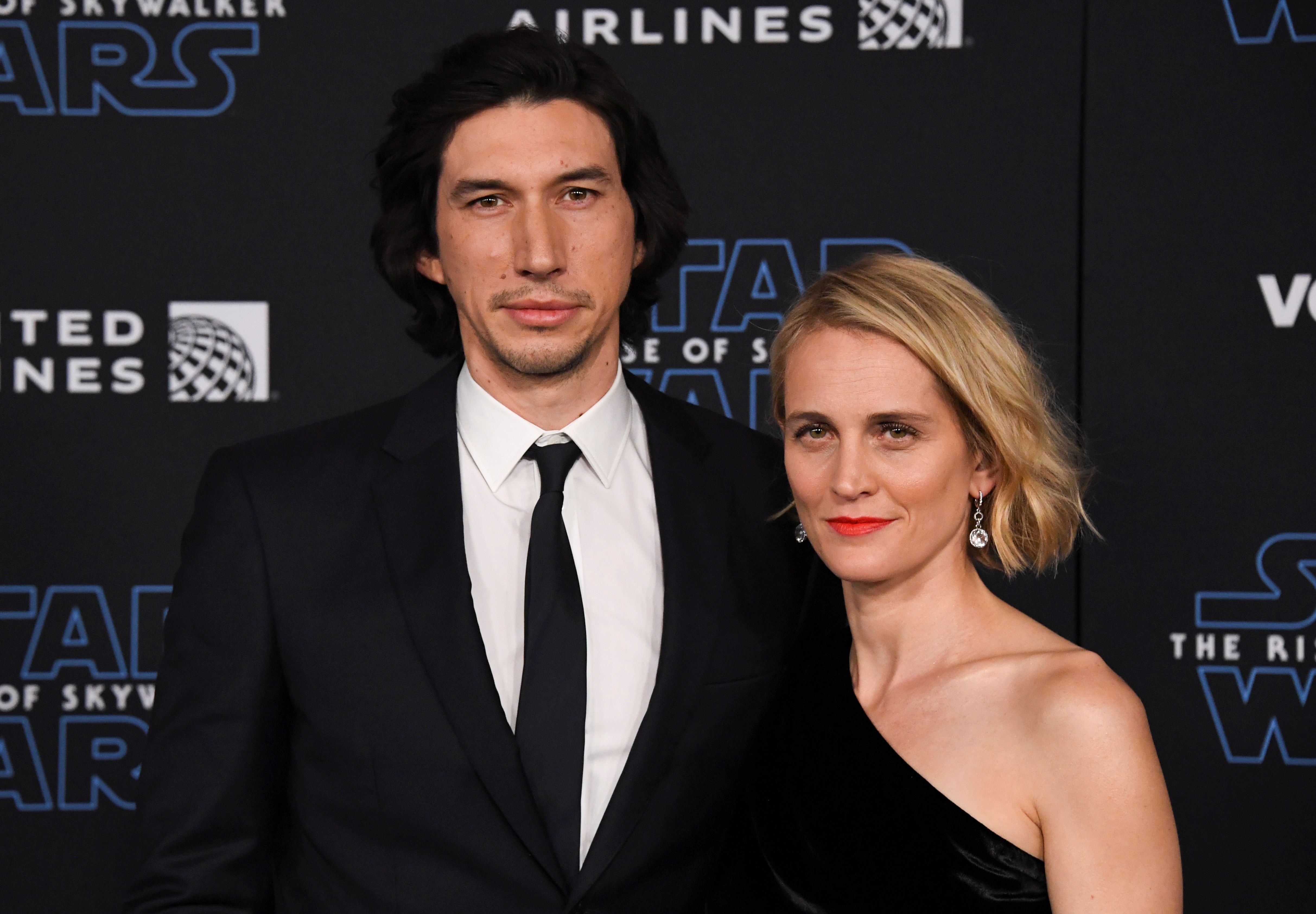 Adam Driver y Joanne Tucker durante la premiere de "Star Wars: The Rise of Skywalker" en Los Angeles, California (REUTERS/Phil McCarten)