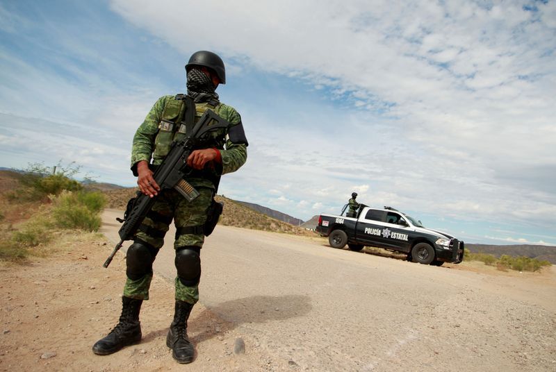 FOTO DE ARCHIVO: Un soldado asignado a la Guardia Nacional es fotografiado en un puesto de control como parte de una operación de seguridad en curso por el gobierno federal cerca de la comunidad mormona méxico-americana de La Mora, estado de Sonora, México, el 6 de noviembre de 2019. REUTERS/Jose Luis Gonzalez