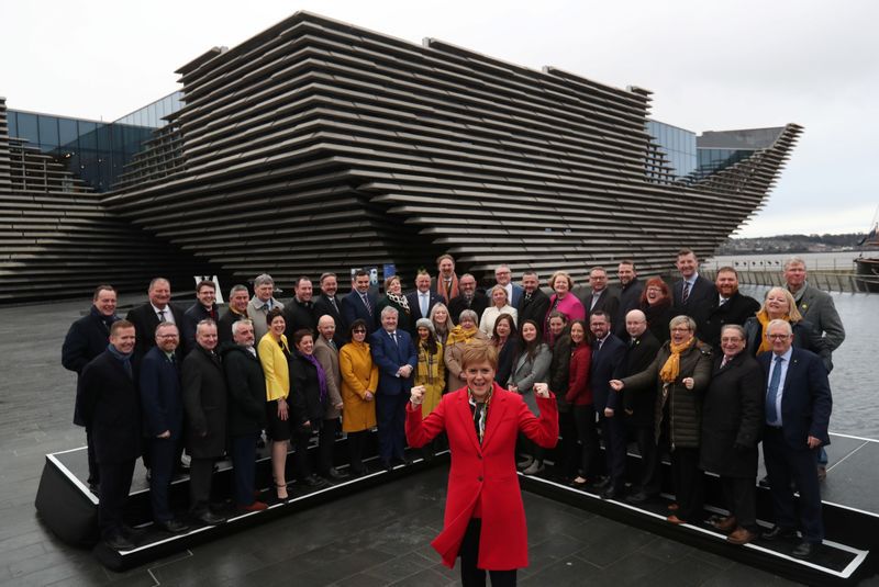 La primera ministra de Escocia, Nicola Sturgeon, posa para una fotografía con diputados recién elegidos del SNP frente al Museo V&A en Dundee, Escocia, Reino Unido, el 14 de diciembre de 2019. REUTERS/Russell Cheyne
