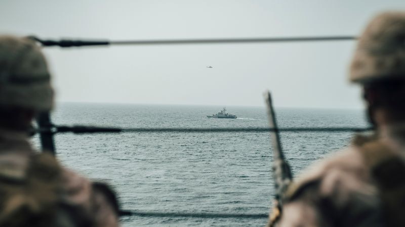 Infantes de Marina estadounidenses observan una lancha rápida de ataque iraní desde el buque USS John P. Murtha (Donald Holbert/U.S. Navy vía REUTERS)