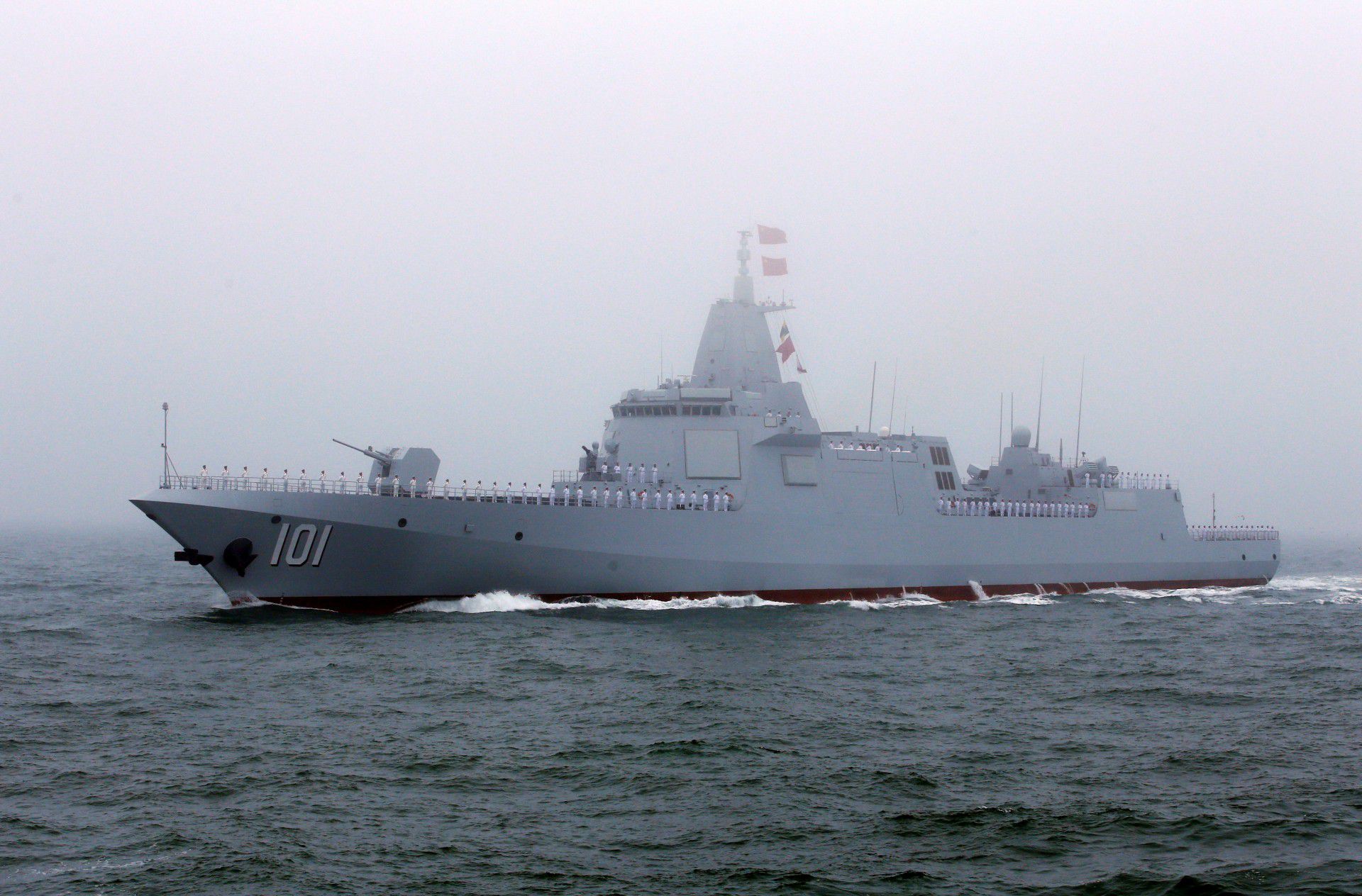 El destructor de misiles guiados clase 055 de la Armada China, Nanchang, participa en un desfile naval frente a la ciudad portuaria oriental de Qingdao, el 23 de abril de 2019 (REUTERS/Jason Lee)