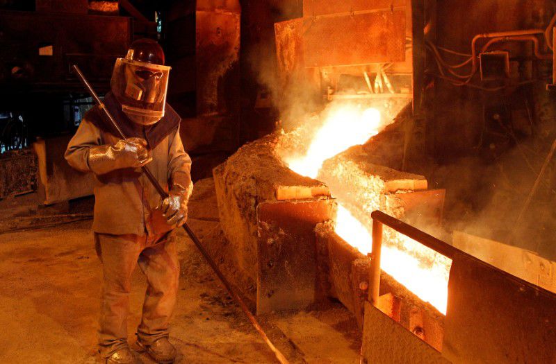 Un trabajador monitoriza un proceso dentro de la planta de la refinería de cobre de Codelco en Ventanas, Chile, el 7 de enero de 2015. REUTERS/Rodrigo Garrido