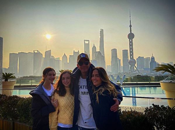 La conductora viajó al lado de su familia hasta Shanghai, en China. (Foto: Instagram)
