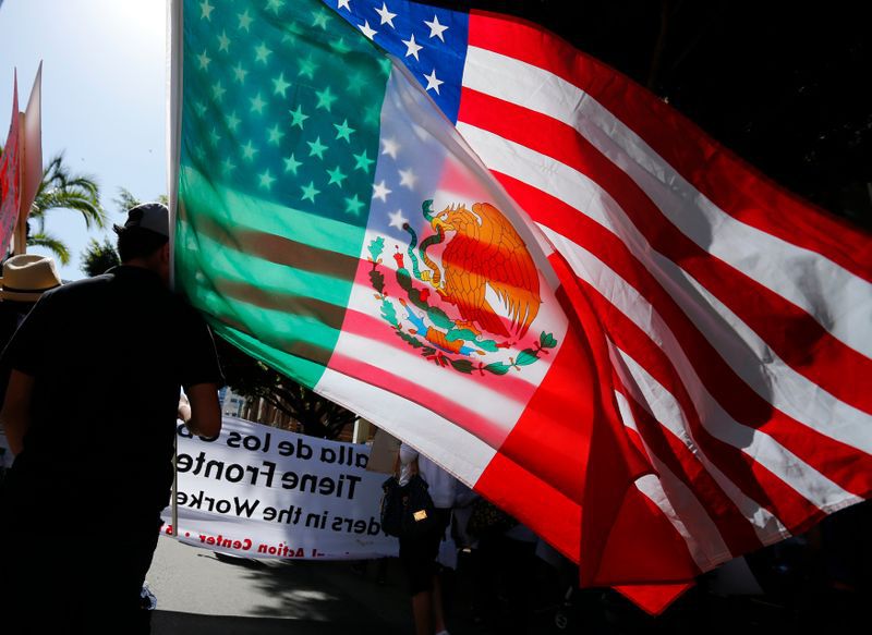 Foto de archivo. Un joven lleva banderas de México y Estados Unidos durante una marcha en San Diego, California. 1 de mayo de 2013. REUTERS/Mike Blake
