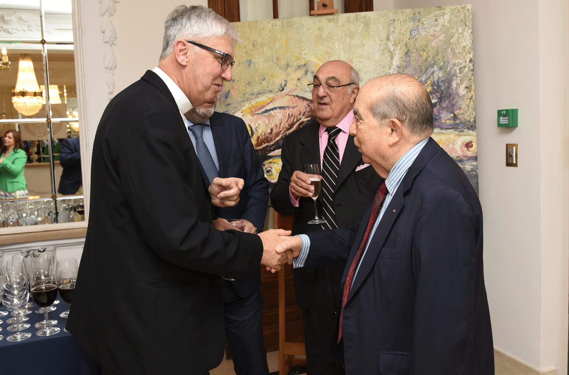 El Padre Guillermo Marcó saluda a Antonio Cornejo, presidente de la Academia Nacional de Geografía